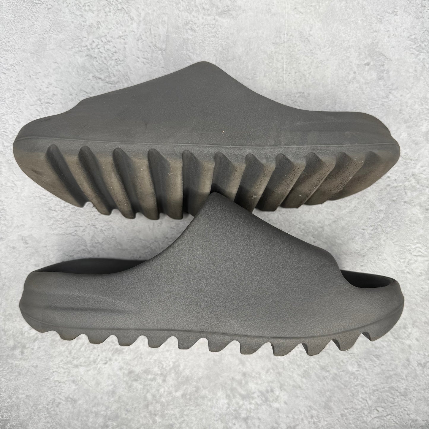 adidas Yeezy Slide Dark Onyx *pre-owned* SIZE 8