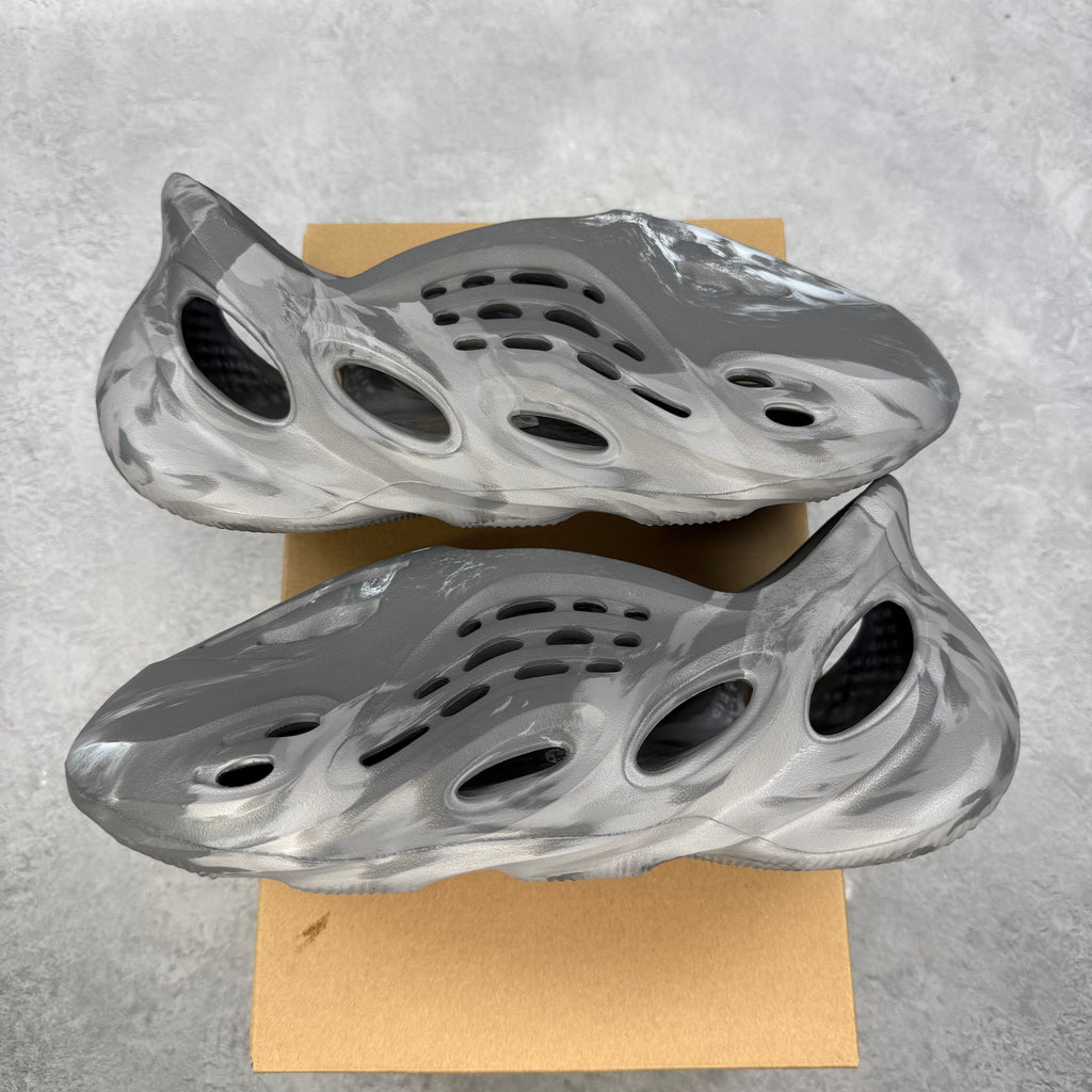 adidas Yeezy Foam RNR MX Granite *pre-owned* SIZE 9