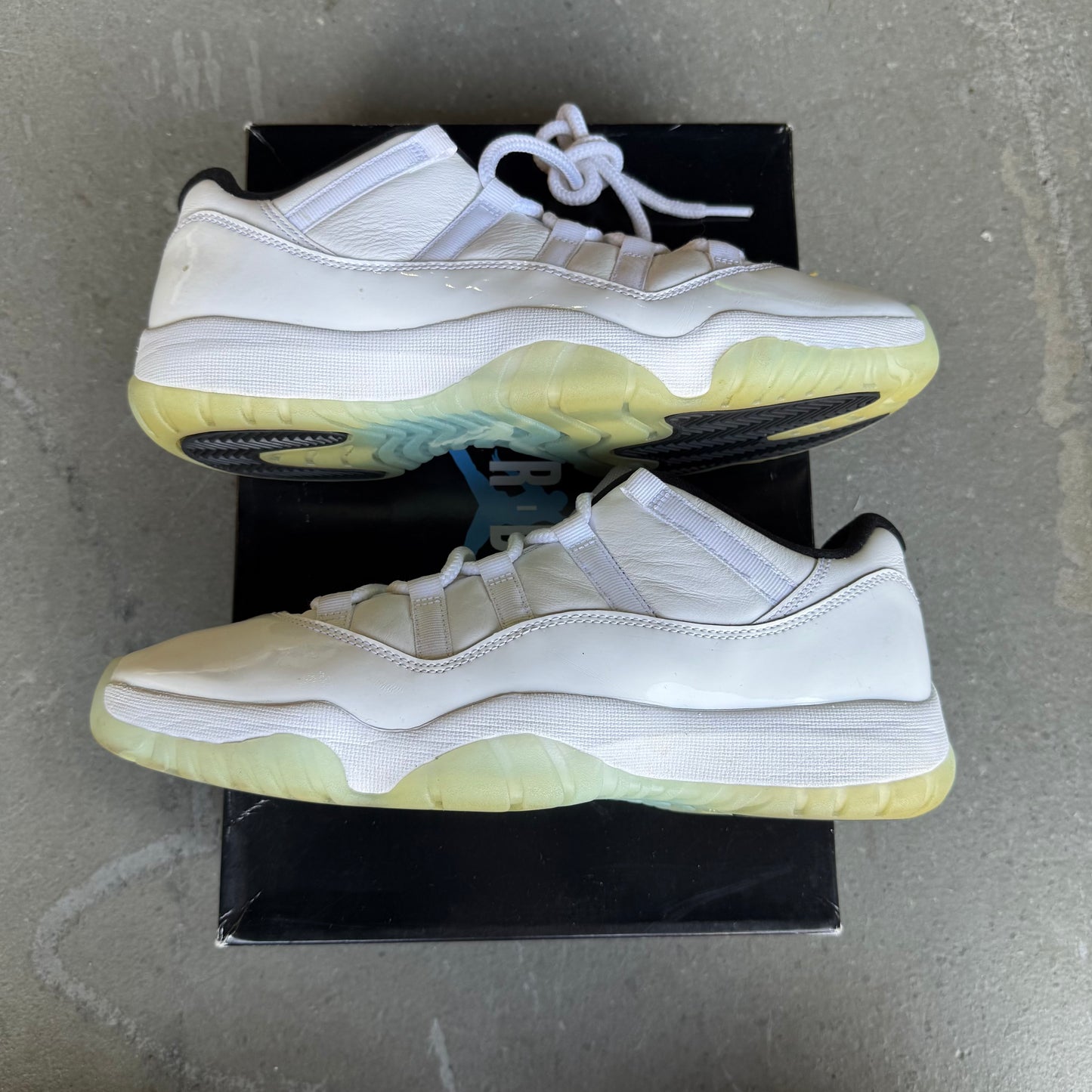 Jordan 11 Retro Low Legend Blue *pre-owned* (SIZE 10.5)