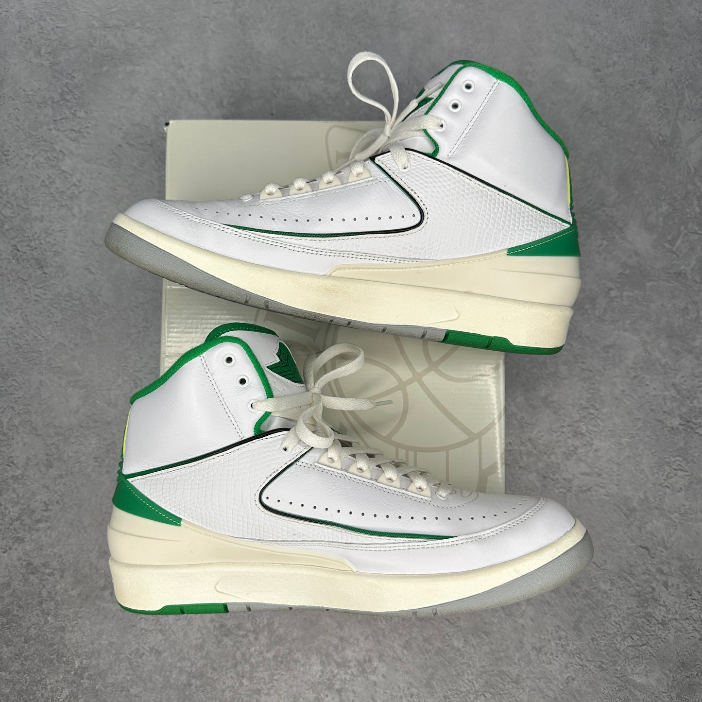 Jordan 2 Retro Lucky Green *pre-owned* SIZE 10.5