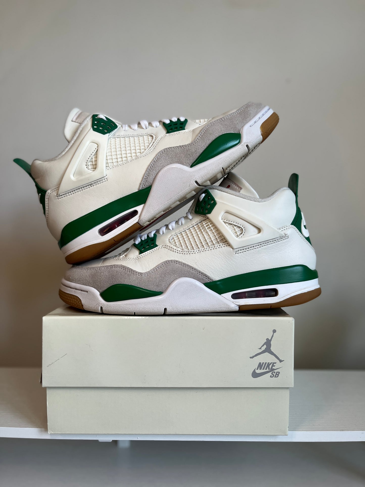 Air Jordan 4 Retro SB Pine Green *pre-owned* (SIZE 11)