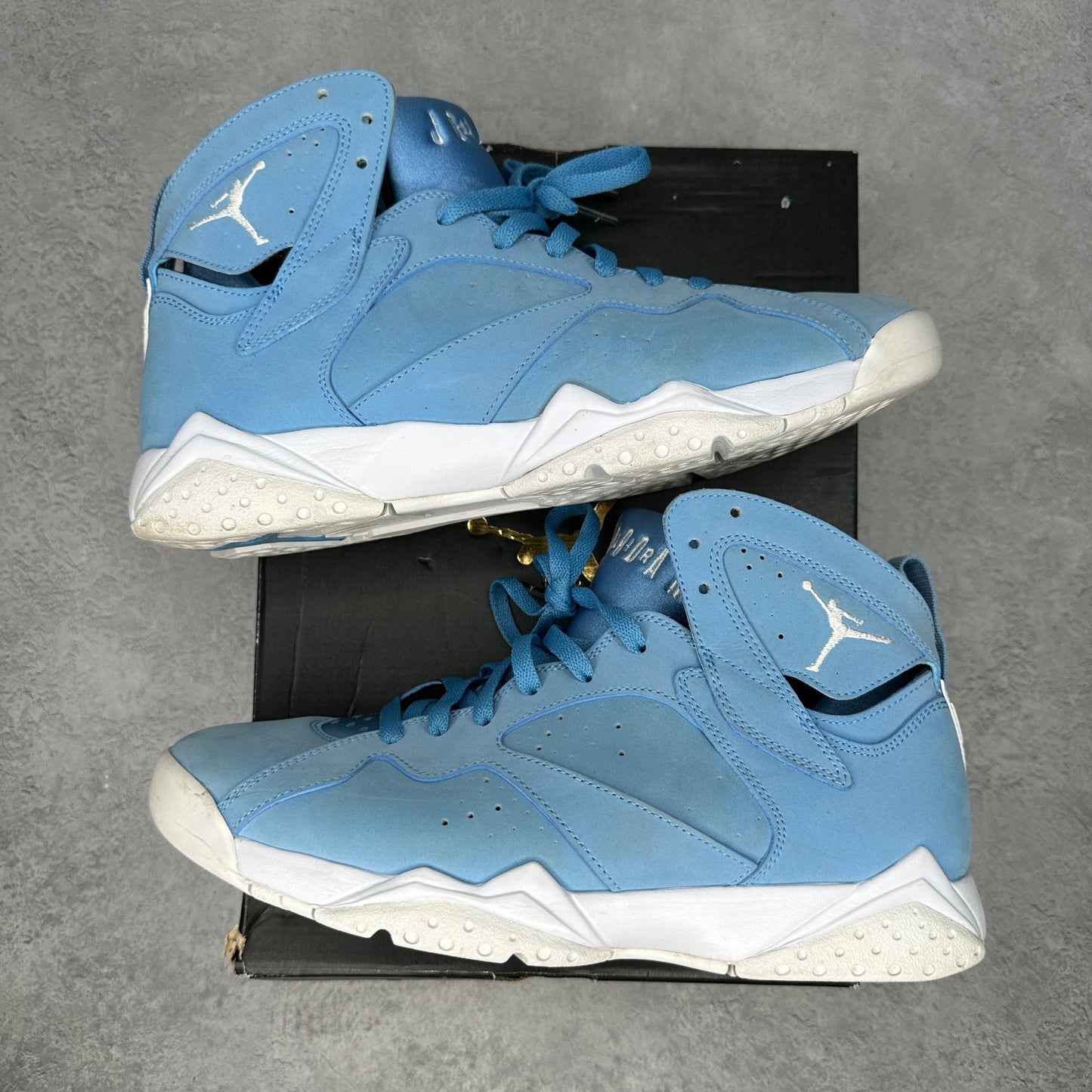 Jordan 7 Retro Pantone *pre - owned* SIZE 11 - Kicks Collective PA - Jordan - 304775-400 - Men's Shoes - 11M/12.5W - Pre - Owned
