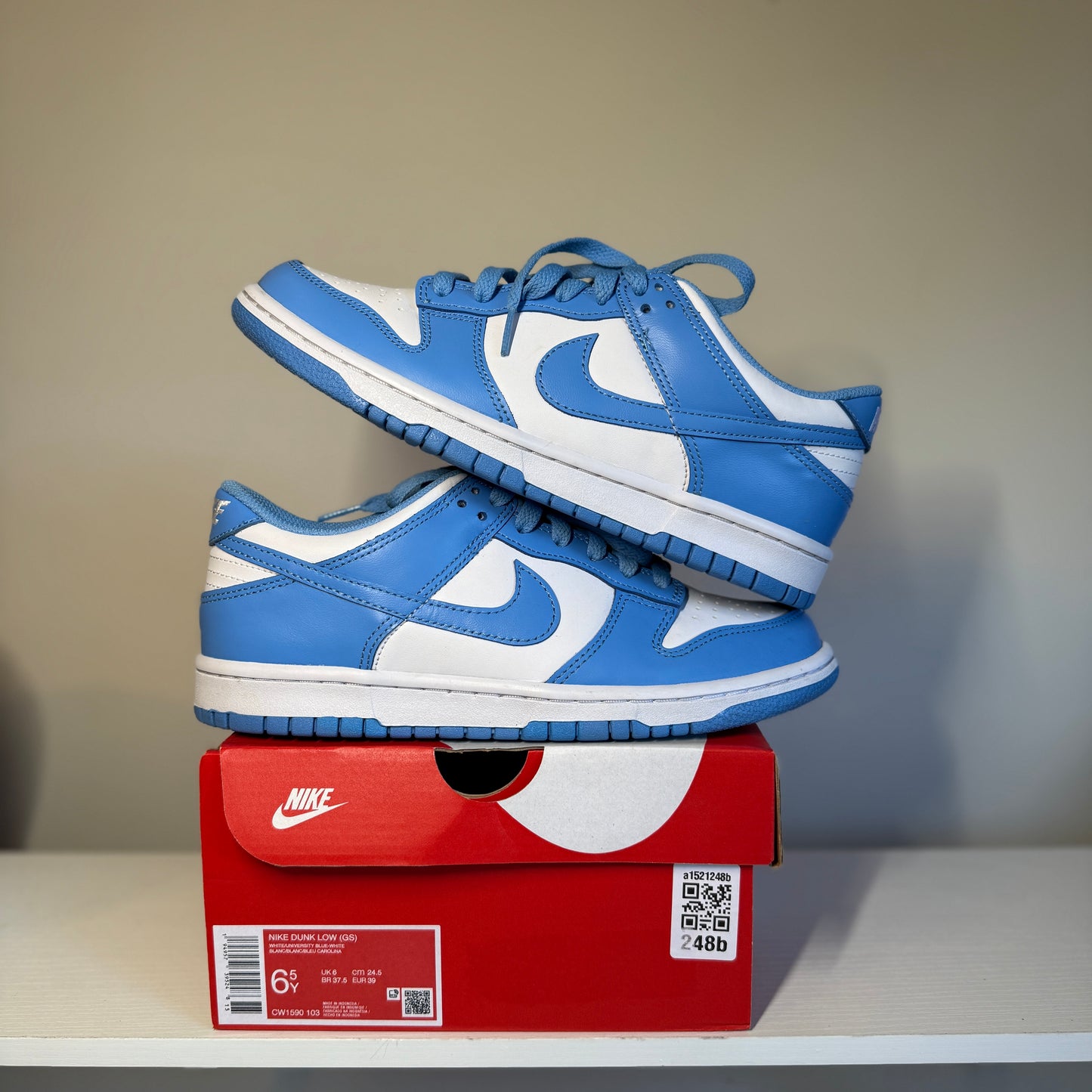 Nike Dunk Low UNC (GS) *pre-owned* (SIZE 6.5Y)