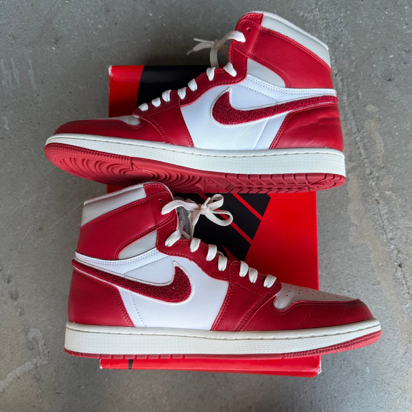 Jordan 1 Retro High OG Varsity Red (Women's) *pre-owned* (SIZE 10.5)