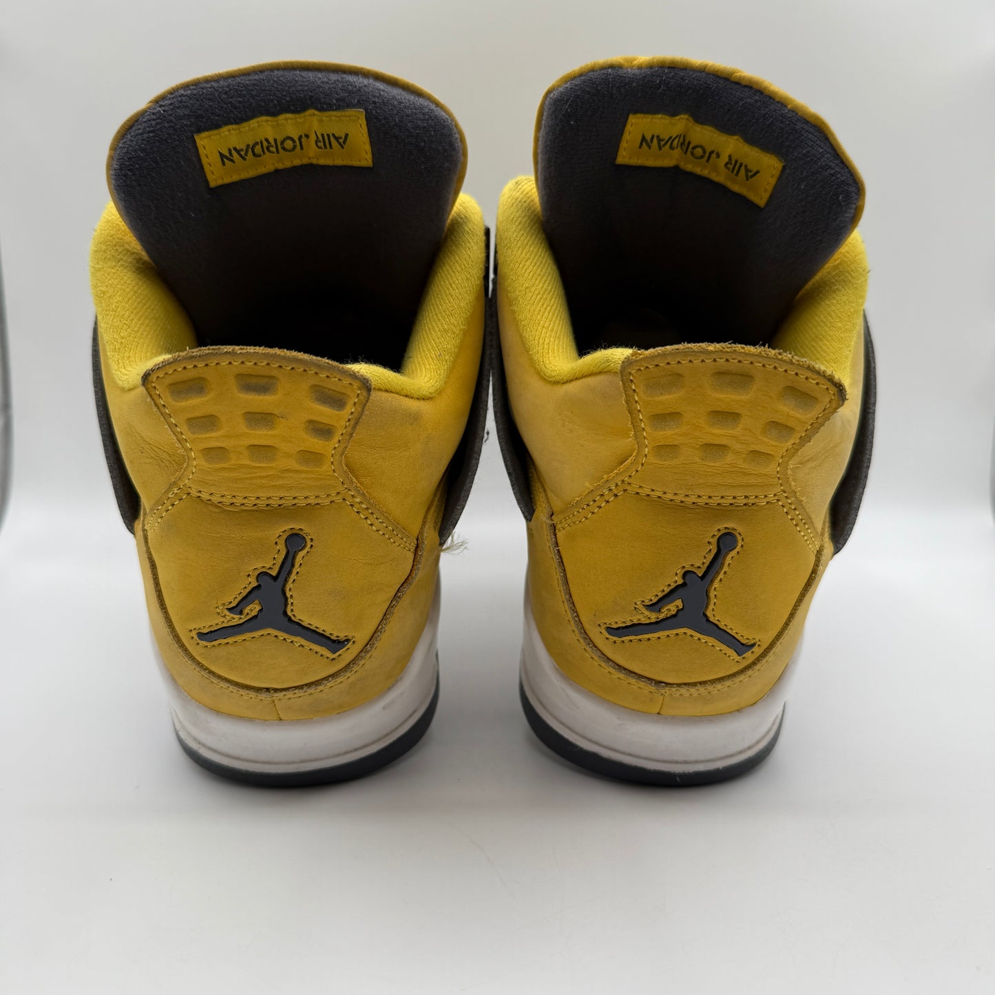 Jordan 4 Retro Lightning *pre-owned* (SIZE 11.5)