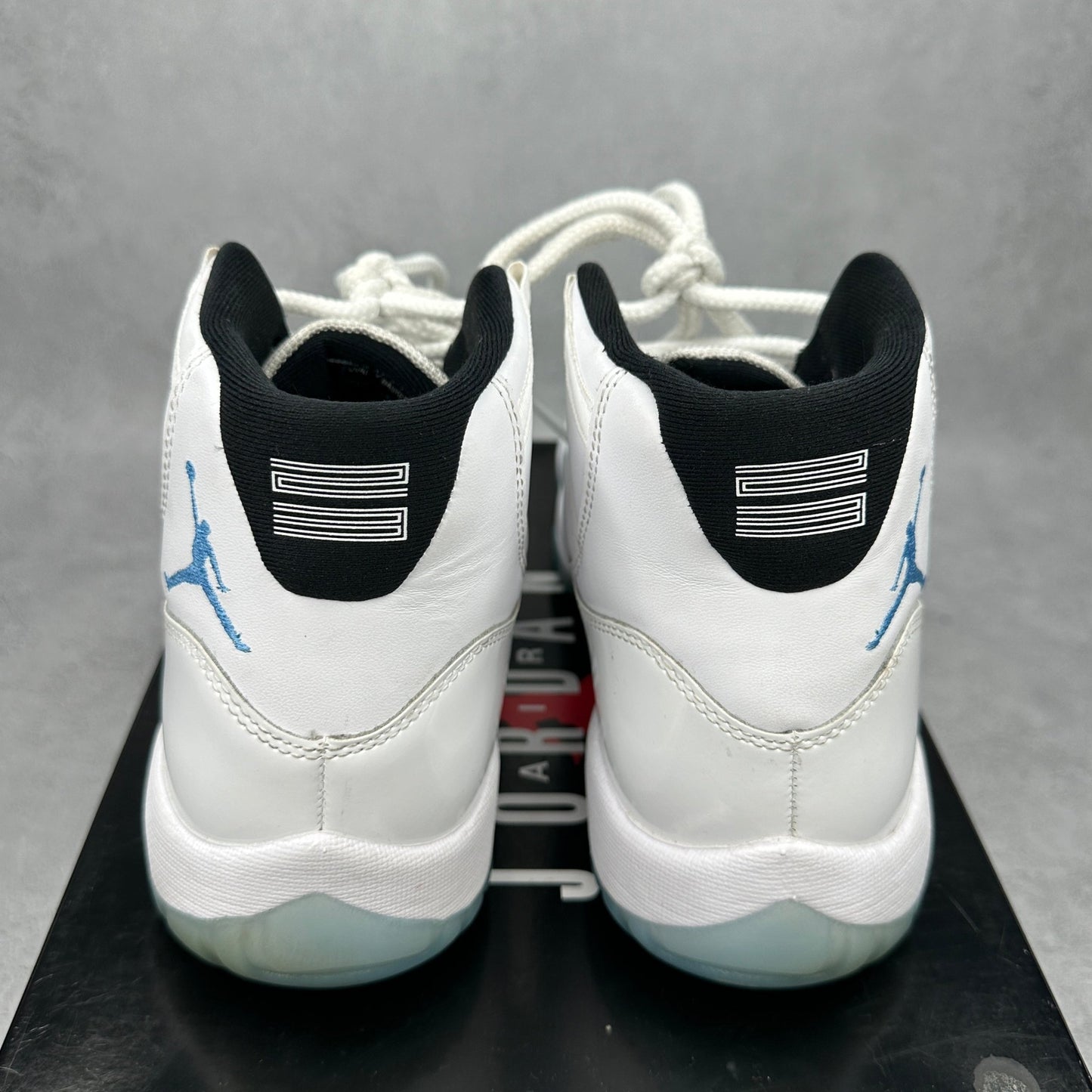 Jordan 11 Retro Legend Blue (2024) *pre-owned* SIZE 9