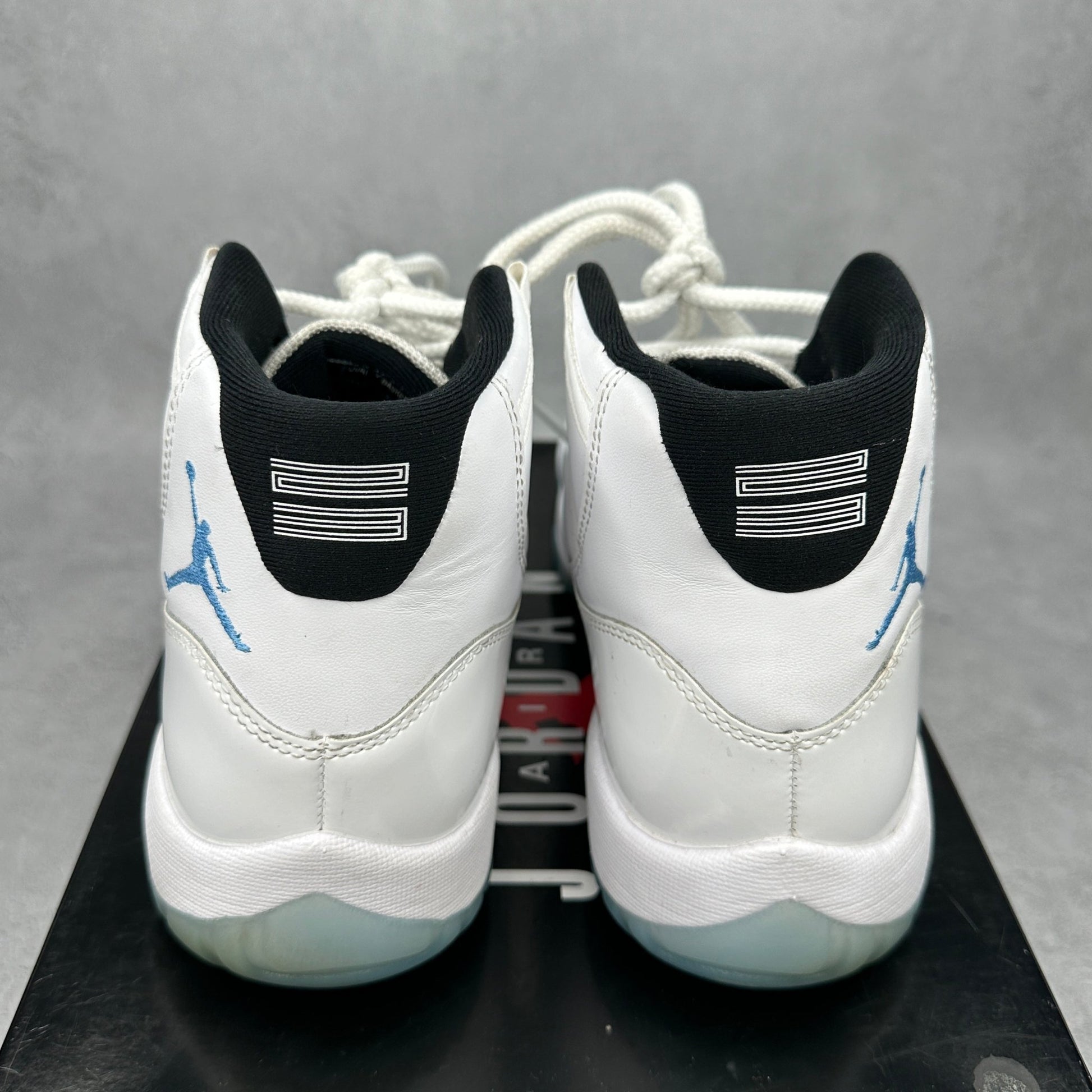 Jordan 11 Retro Legend Blue (2024) *pre-owned* SIZE 9