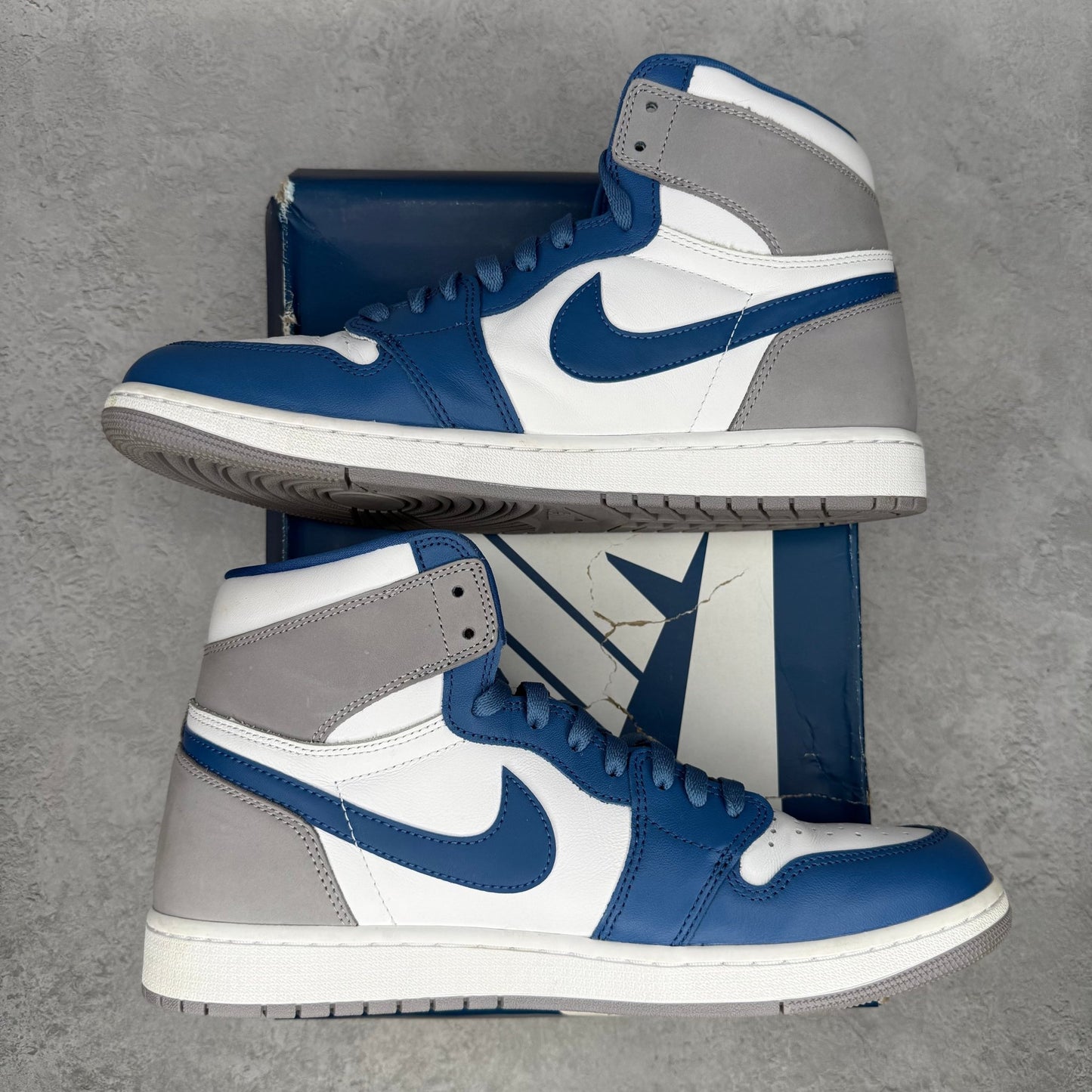 Jordan 1 Retro High OG True Blue *pre - owned* SIZE 12 - Kicks Collective PA - Jordan - DZ5485-410 - Men's Shoes - 12M/13.5W - Pre - Owned - Original Box (Damaged)