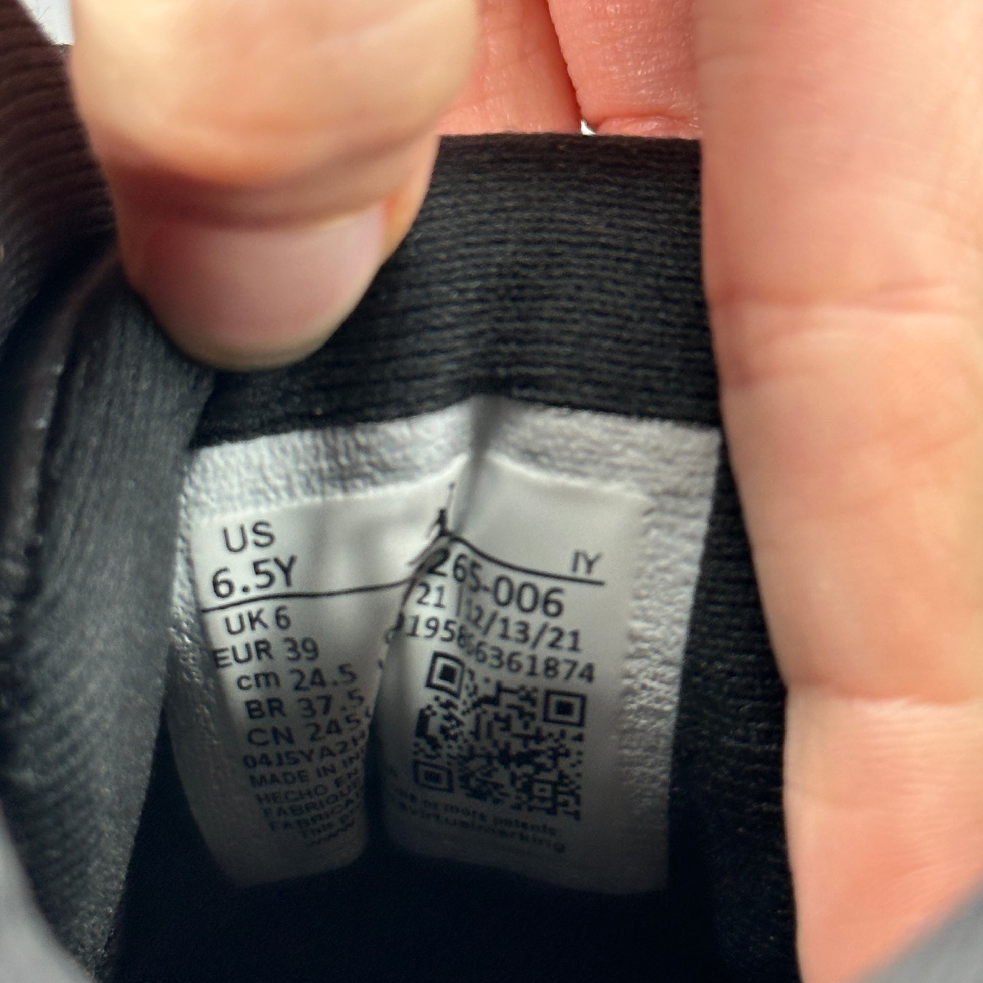 Jordan 12 Retro Playoffs (2022) (GS) *pre-owned* SIZE 6.5Y