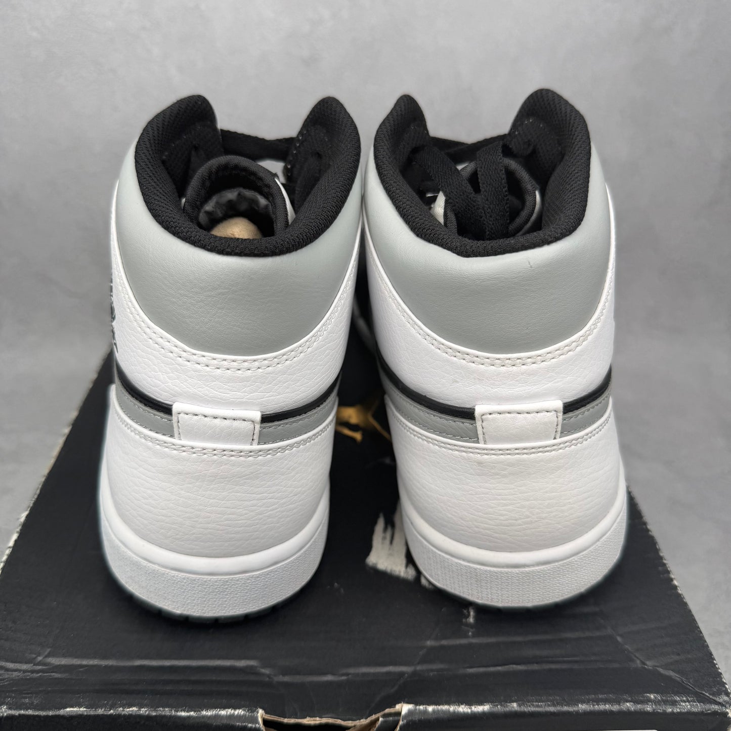 Jordan 1 Mid White Shadow VNDS *pre-owned* SIZE 11.5