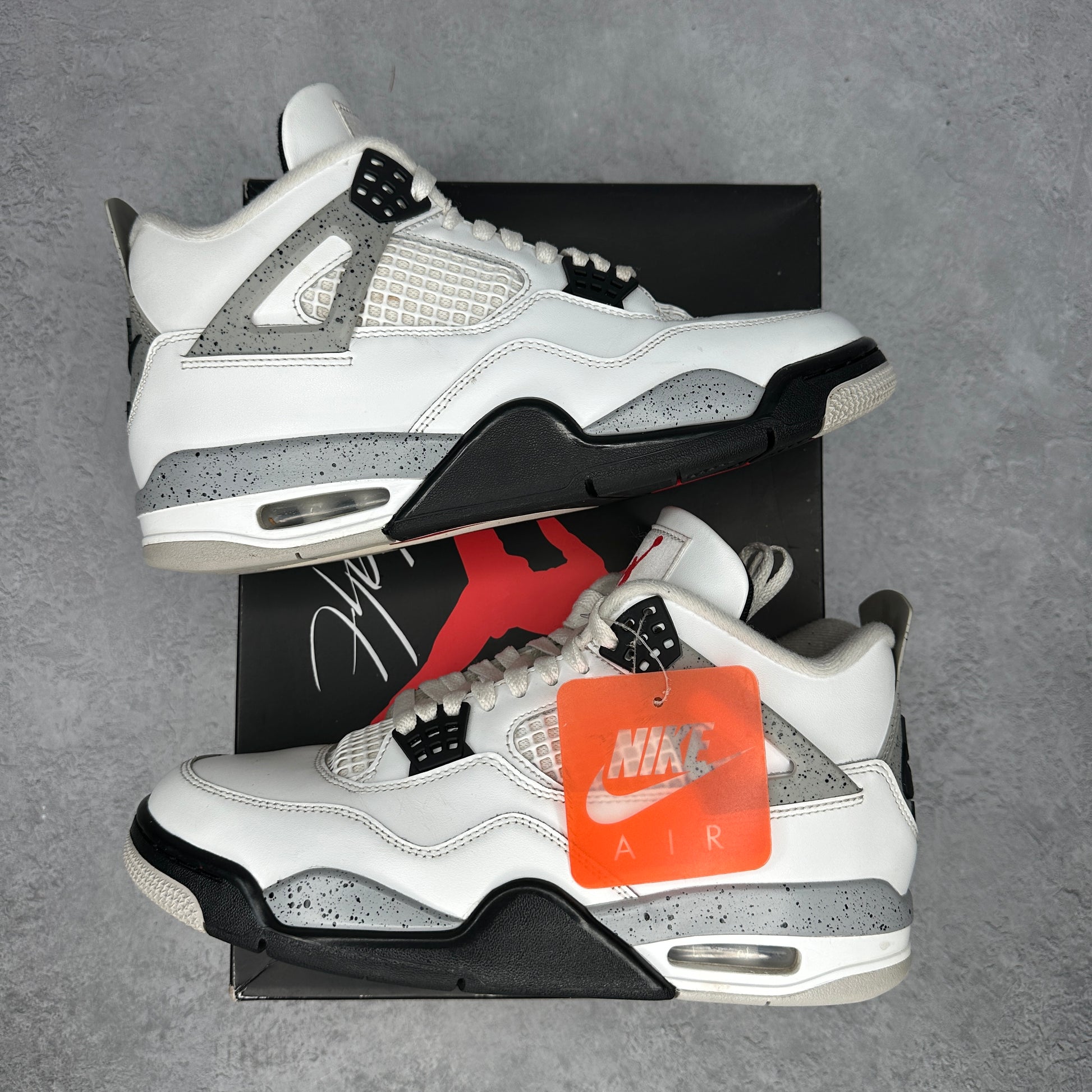 Jordan 4 Retro White Cement (2025) *pre-owned* SIZE 9