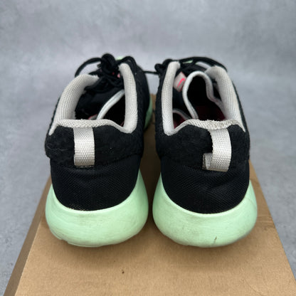 Nike Roshe Run FB Yeezy *pre-owned* SIZE 8