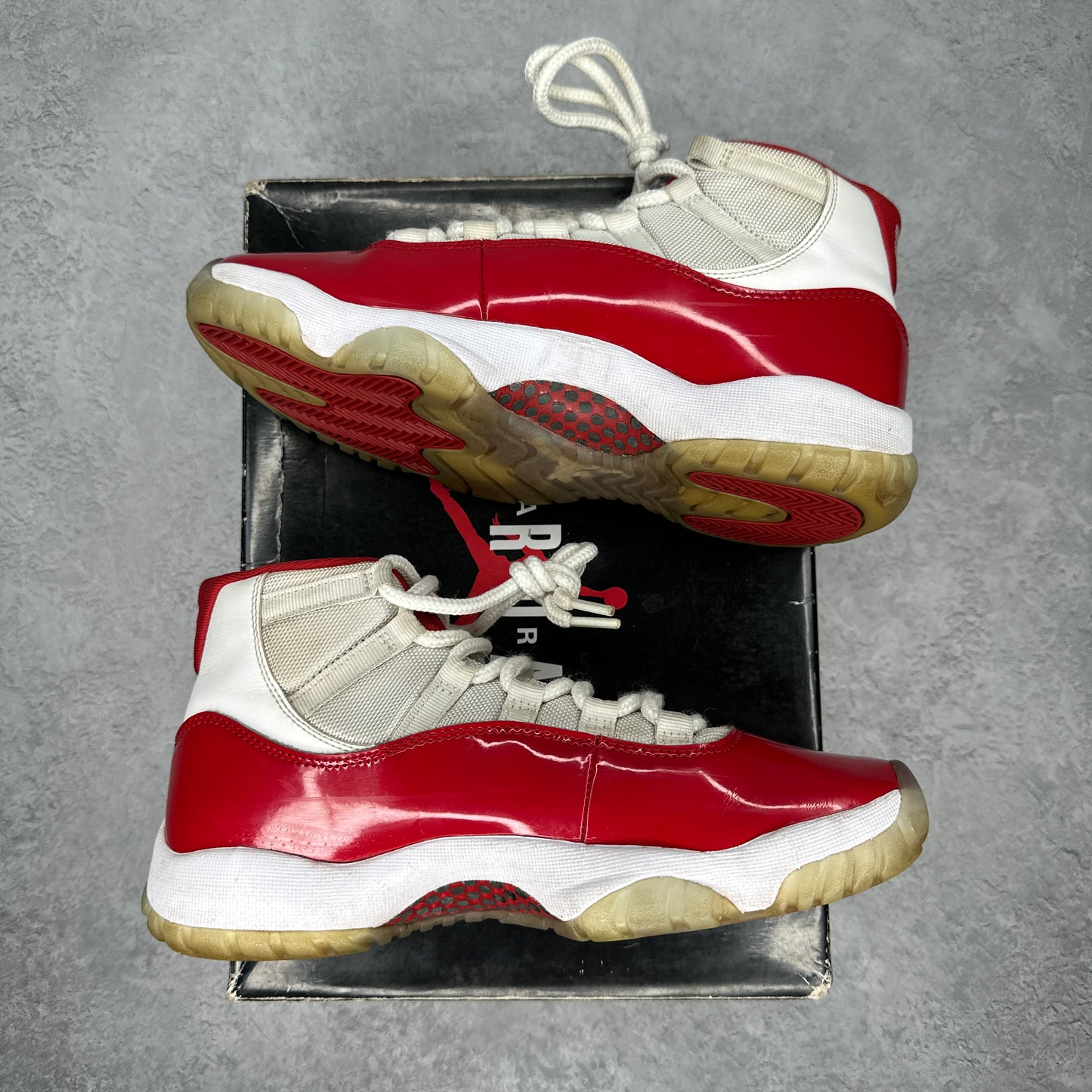 Jordan 11 Retro Cherry (2022) *pre-owned* SIZE 7.5