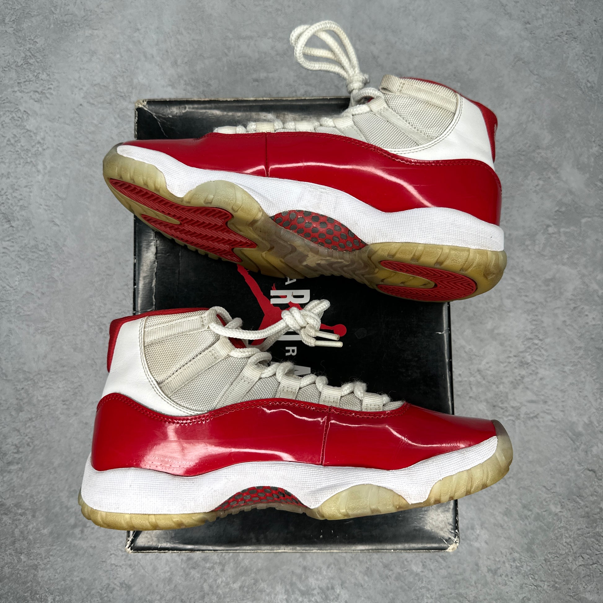 Jordan 11 Retro Cherry (2022) *pre-owned* SIZE 7.5