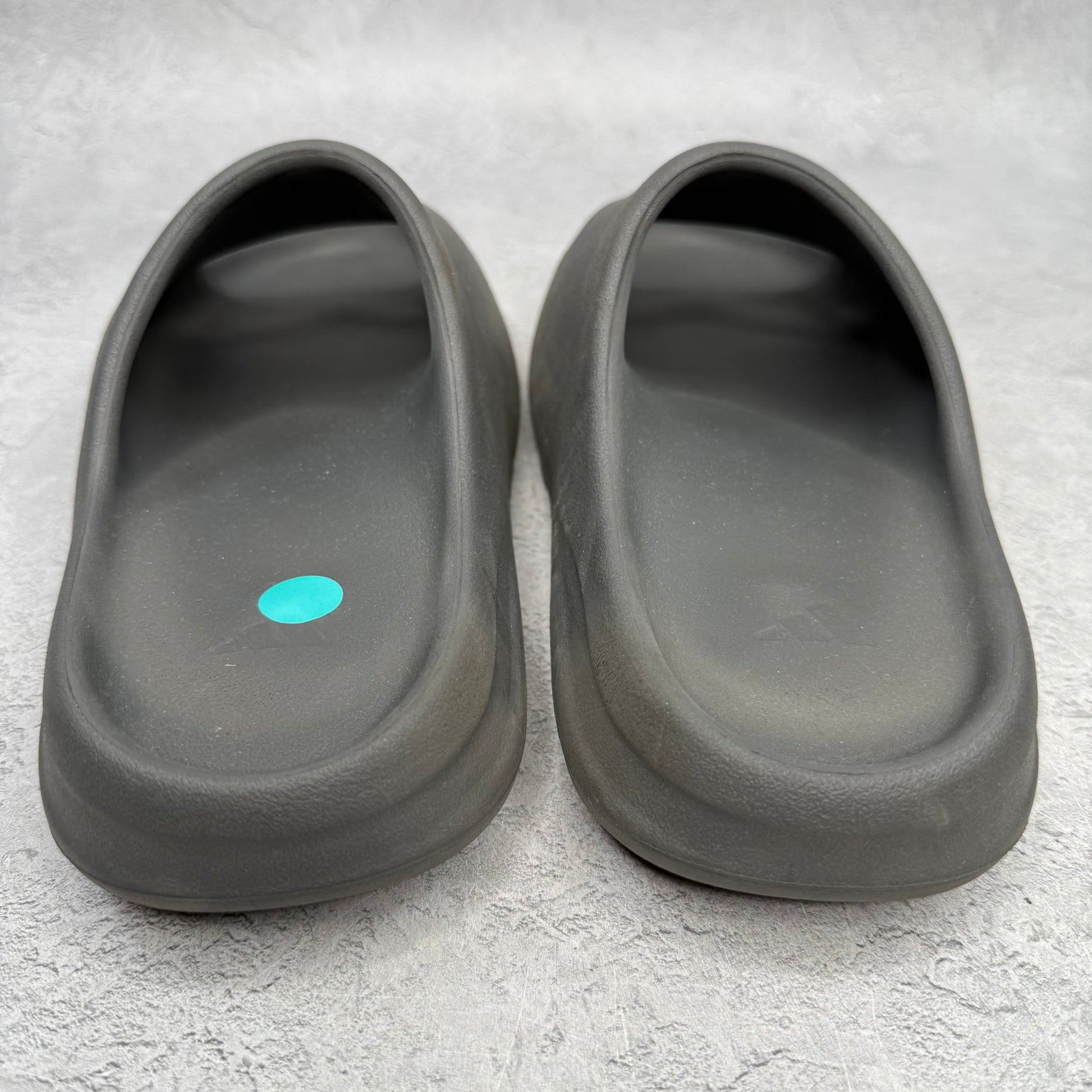 adidas Yeezy Slide Dark Onyx *pre-owned* SIZE 8