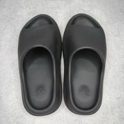adidas Yeezy Slide Onyx *pre-owned* SIZE 7 Shrunk