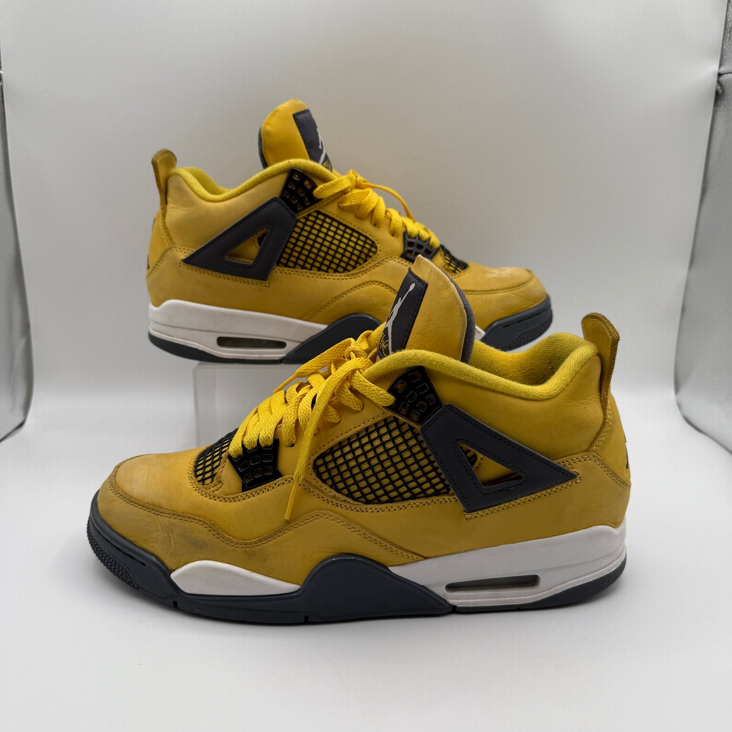 Jordan 4 Retro Lightning *pre-owned* (SIZE 11.5)