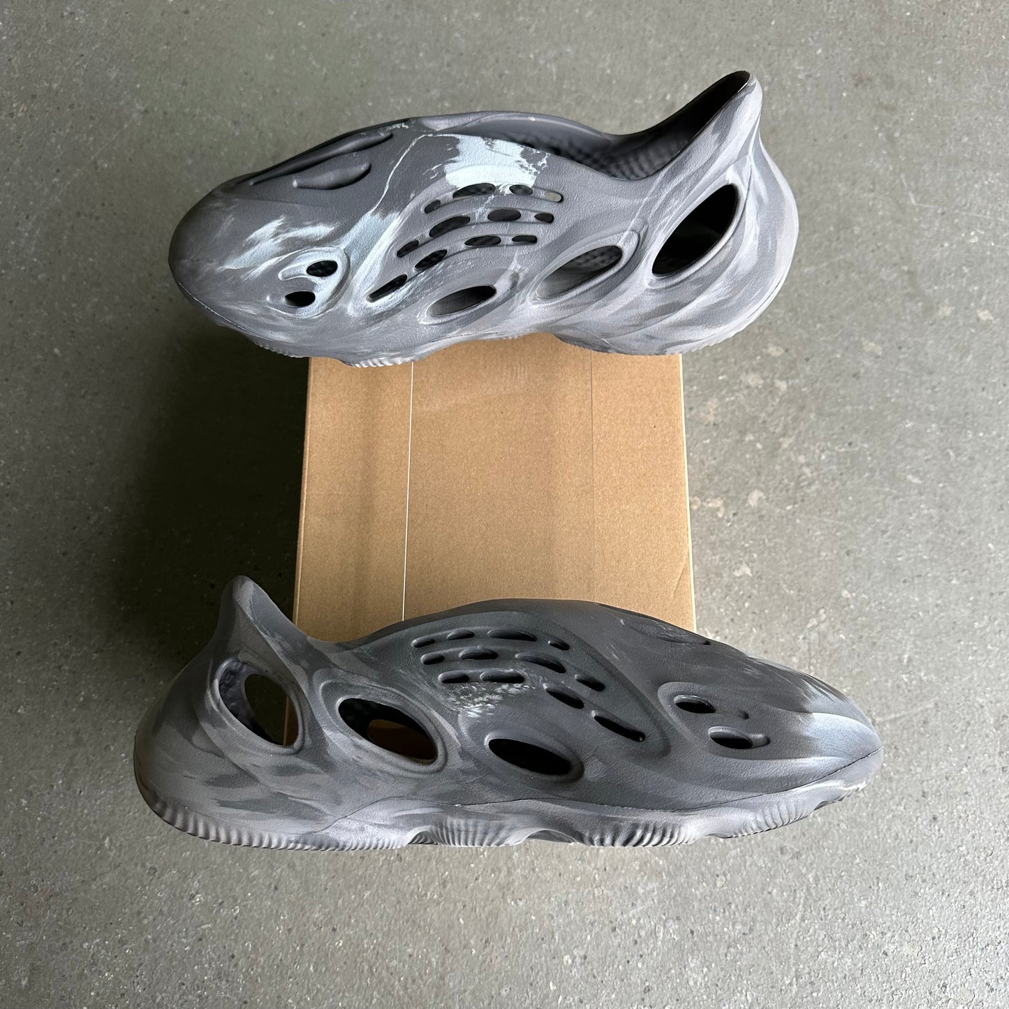 adidas Yeezy Foam RNR MX Granite *pre-owned* VNDS (SIZE 11)