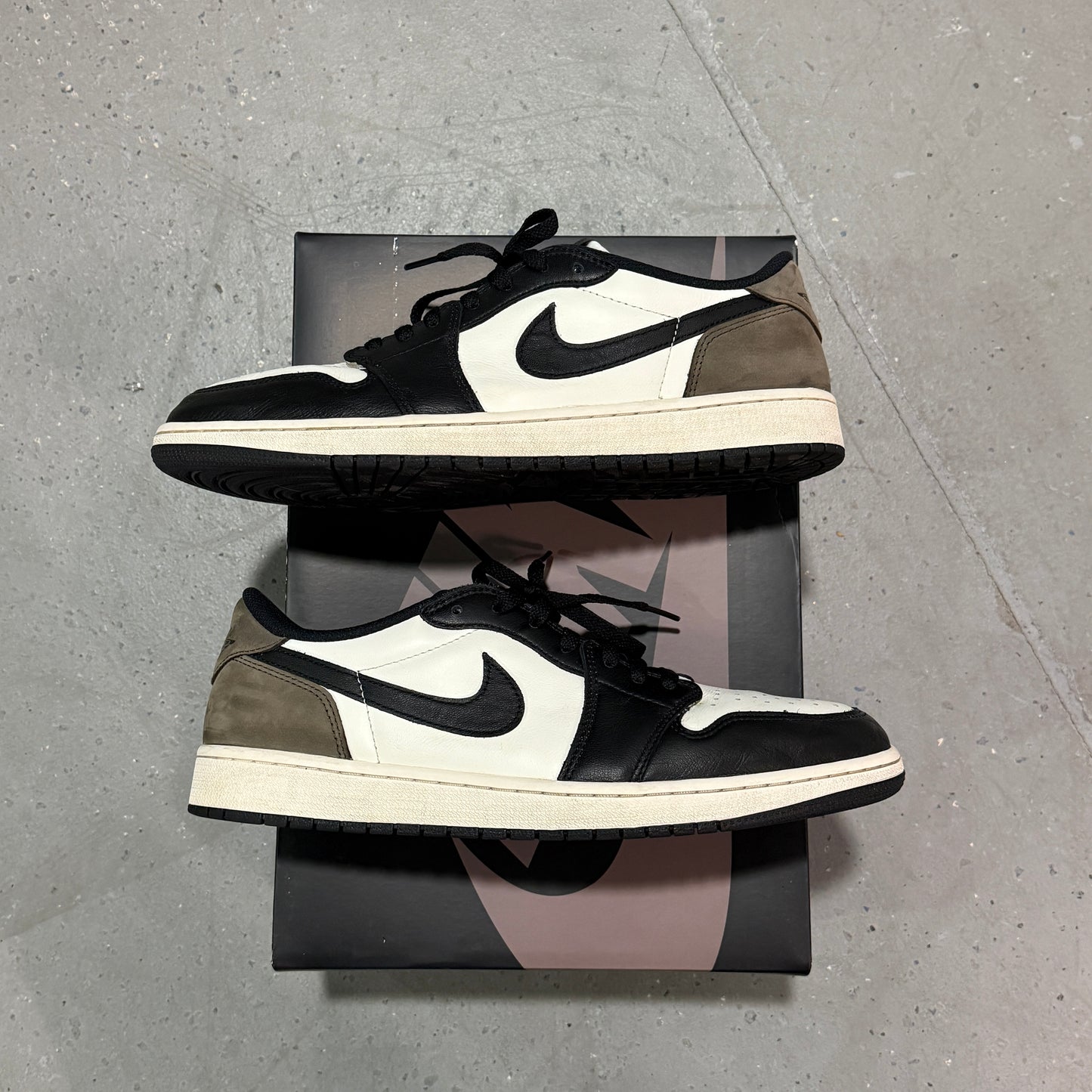 Jordan 1 Low OG Mocha *pre-owned* (SIZE 12.5)