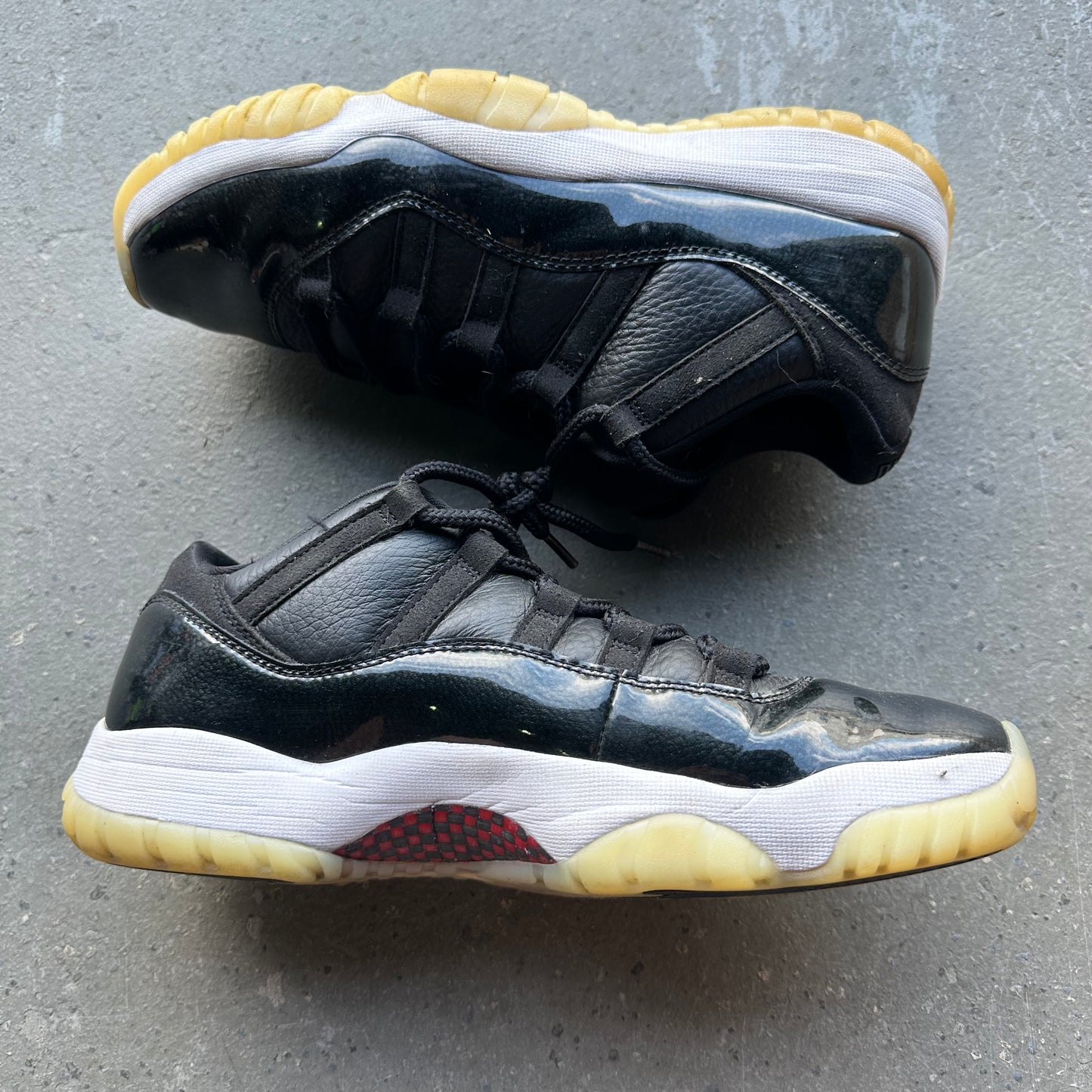 Jordan 11 Retro Low 72-10 *pre-owned* (SIZE 9.5)