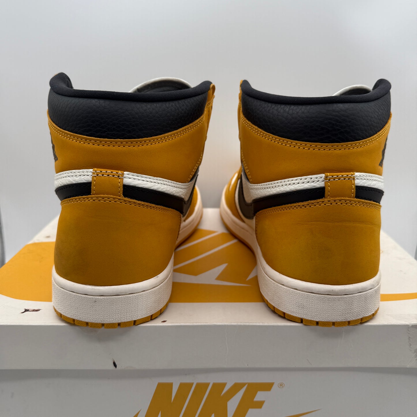 Jordan 1 Retro High OG Yellow Ochre *pre-owned* (SIZE 11)