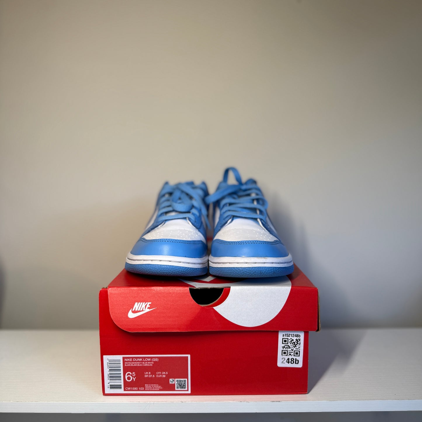 Nike Dunk Low UNC (GS) *pre-owned* (SIZE 6.5Y)