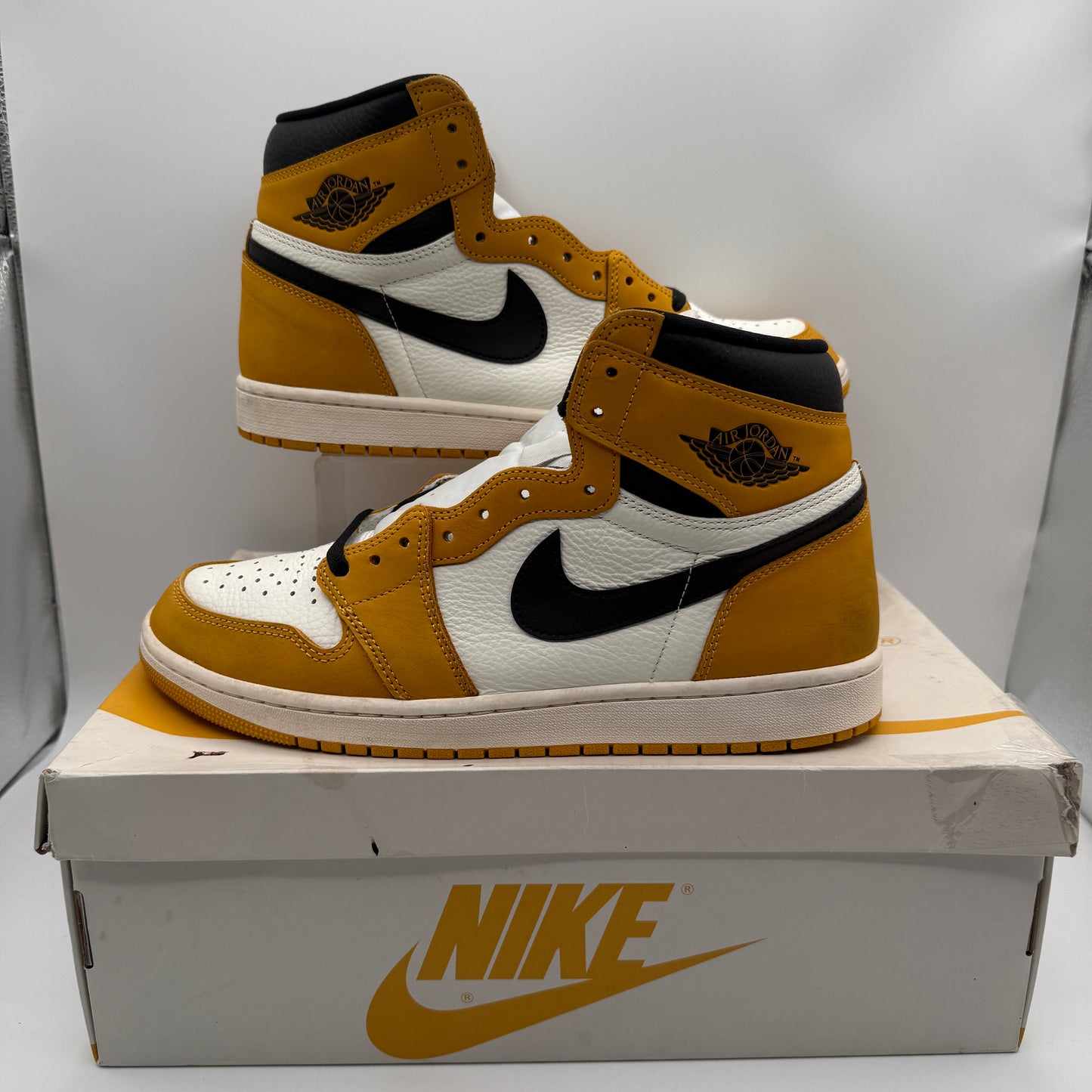 Jordan 1 Retro High OG Yellow Ochre *pre-owned* (SIZE 11)