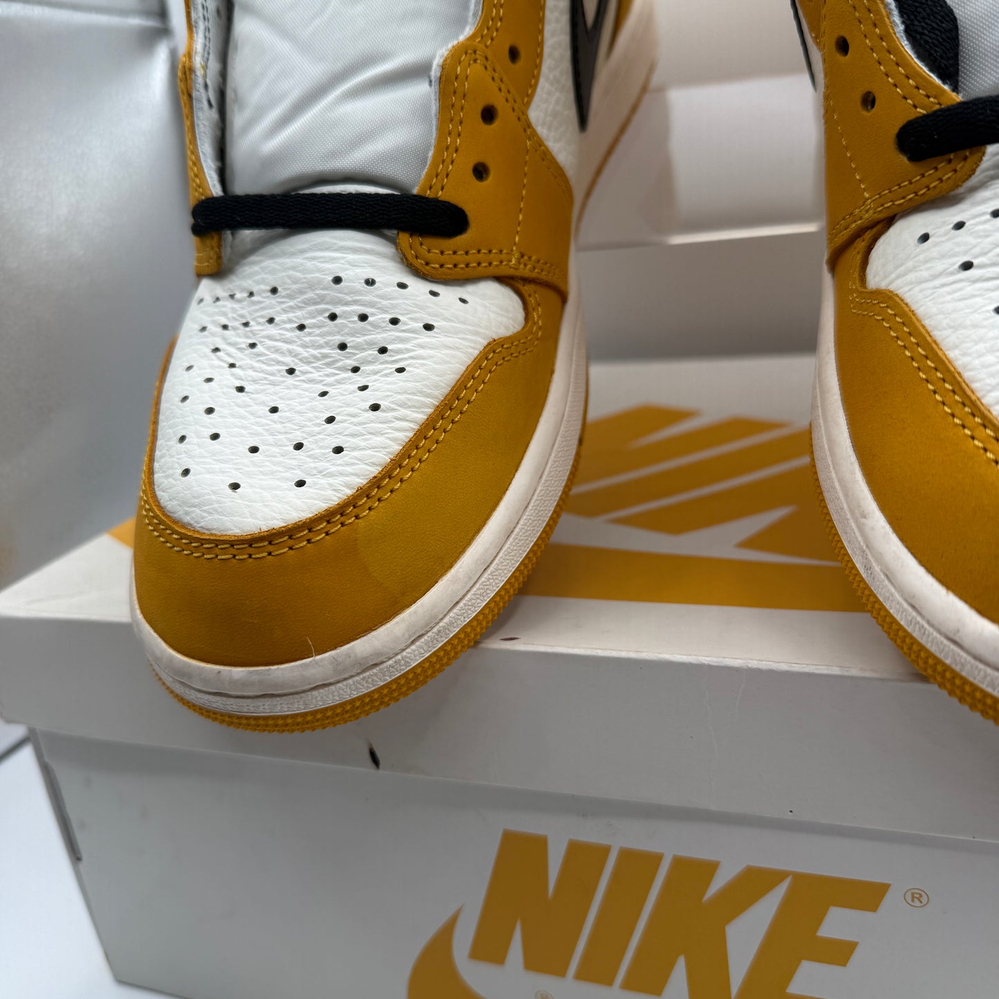 Jordan 1 Retro High OG Yellow Ochre *pre-owned* (SIZE 11)