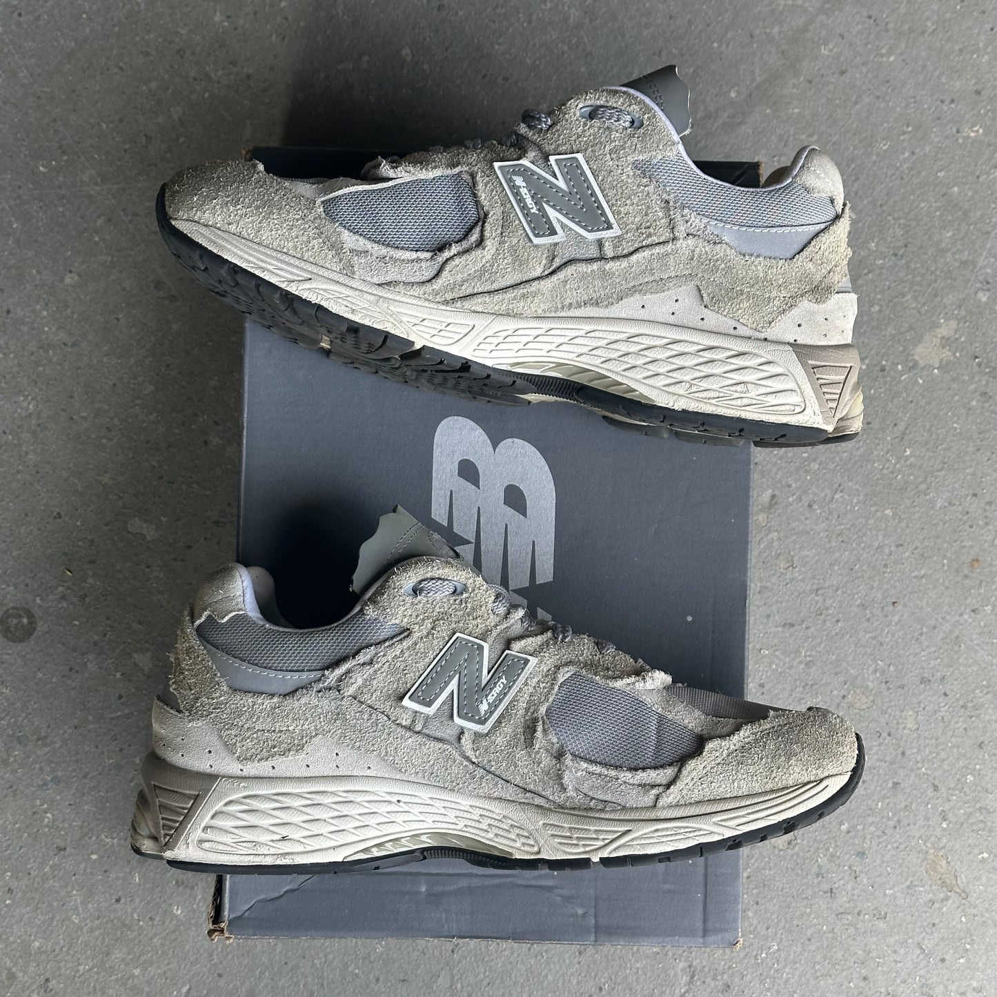 New Balance 2002R Protection Pack Grey *pre-owned* (SIZE 10, COLOR FADE)