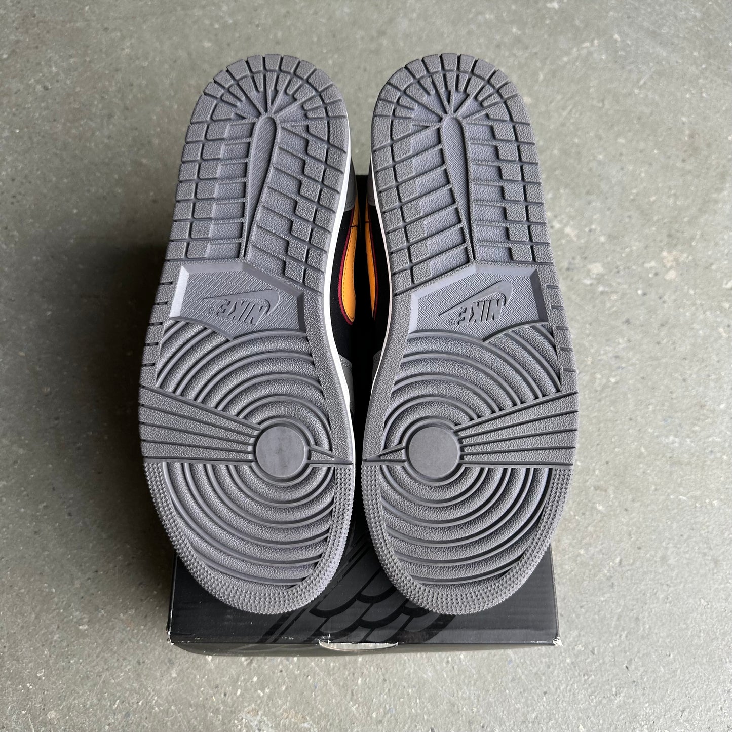 Jordan 1 Low SE Light Graphite Vivid Orange *pre-owned* (SIZE 8.5)