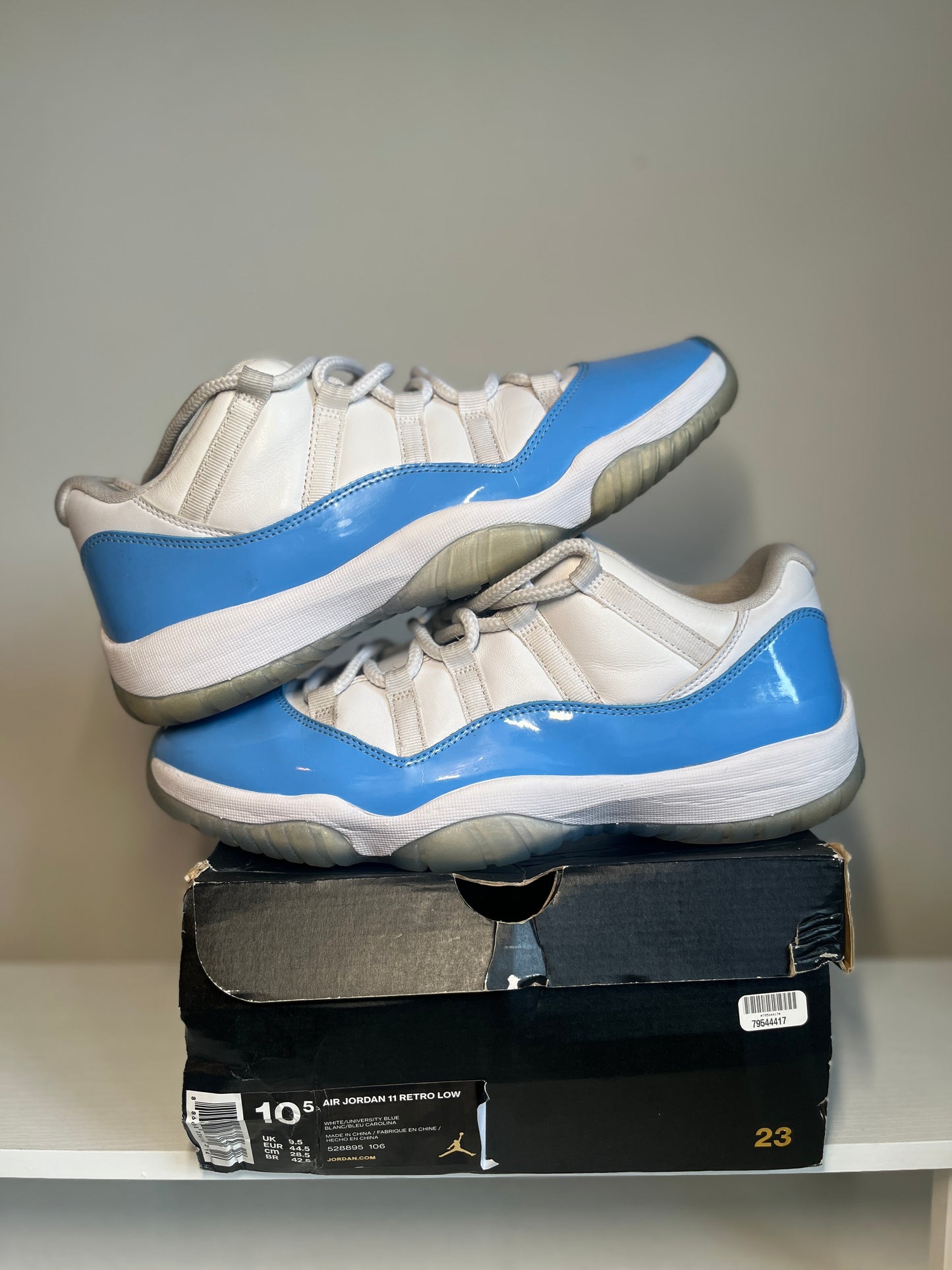 Jordan 11 Retro Low UNC University Blue (2017) *pre-owned* (SIZE 10.5)