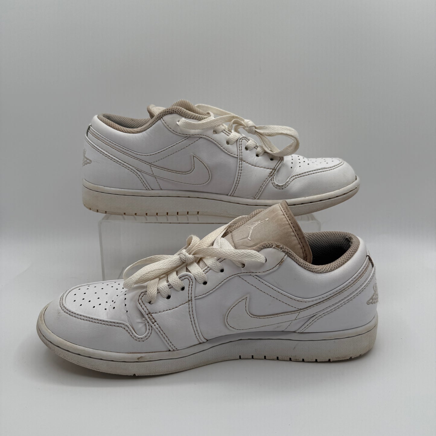Jordan 1 Low Triple White *pre-owned* (SIZE 9.5)