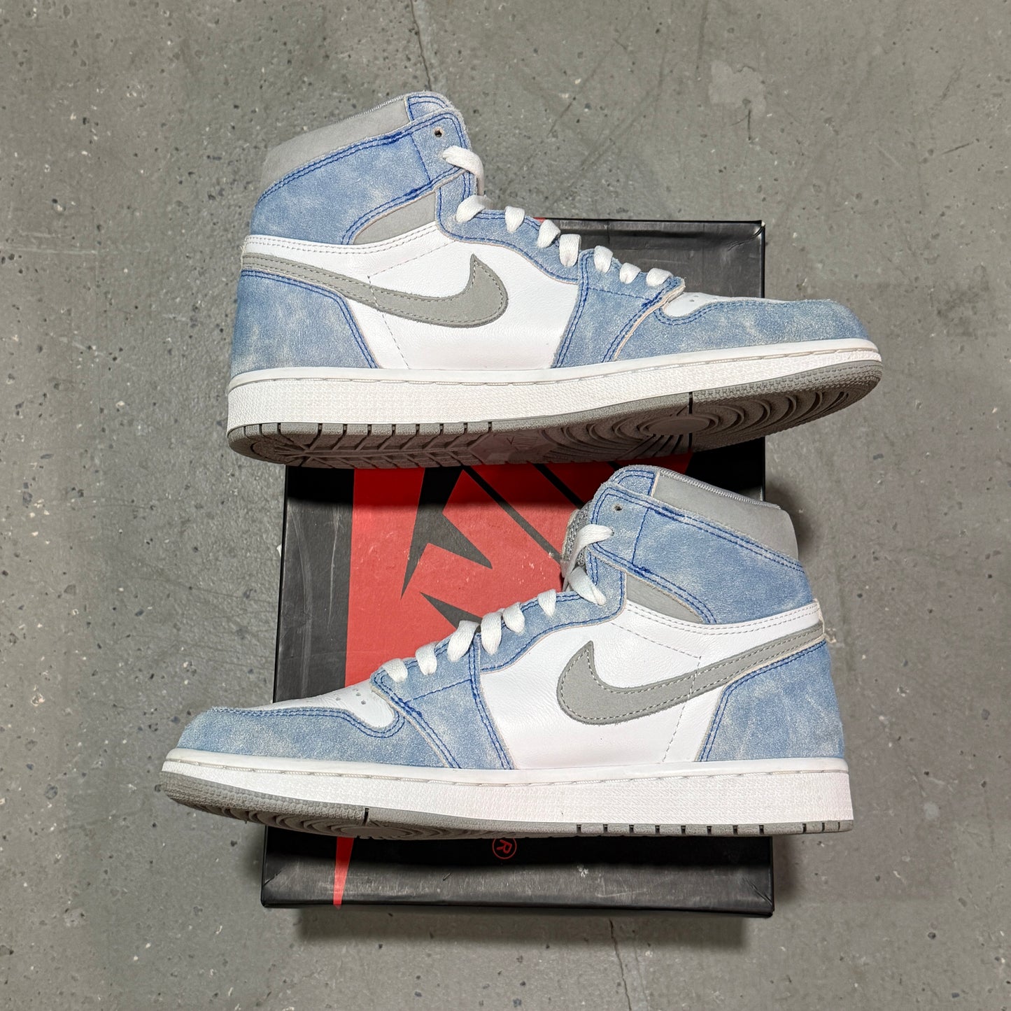 Jordan 1 High Retro Hyper Royal *pre-owned* (SIZE 8.5)