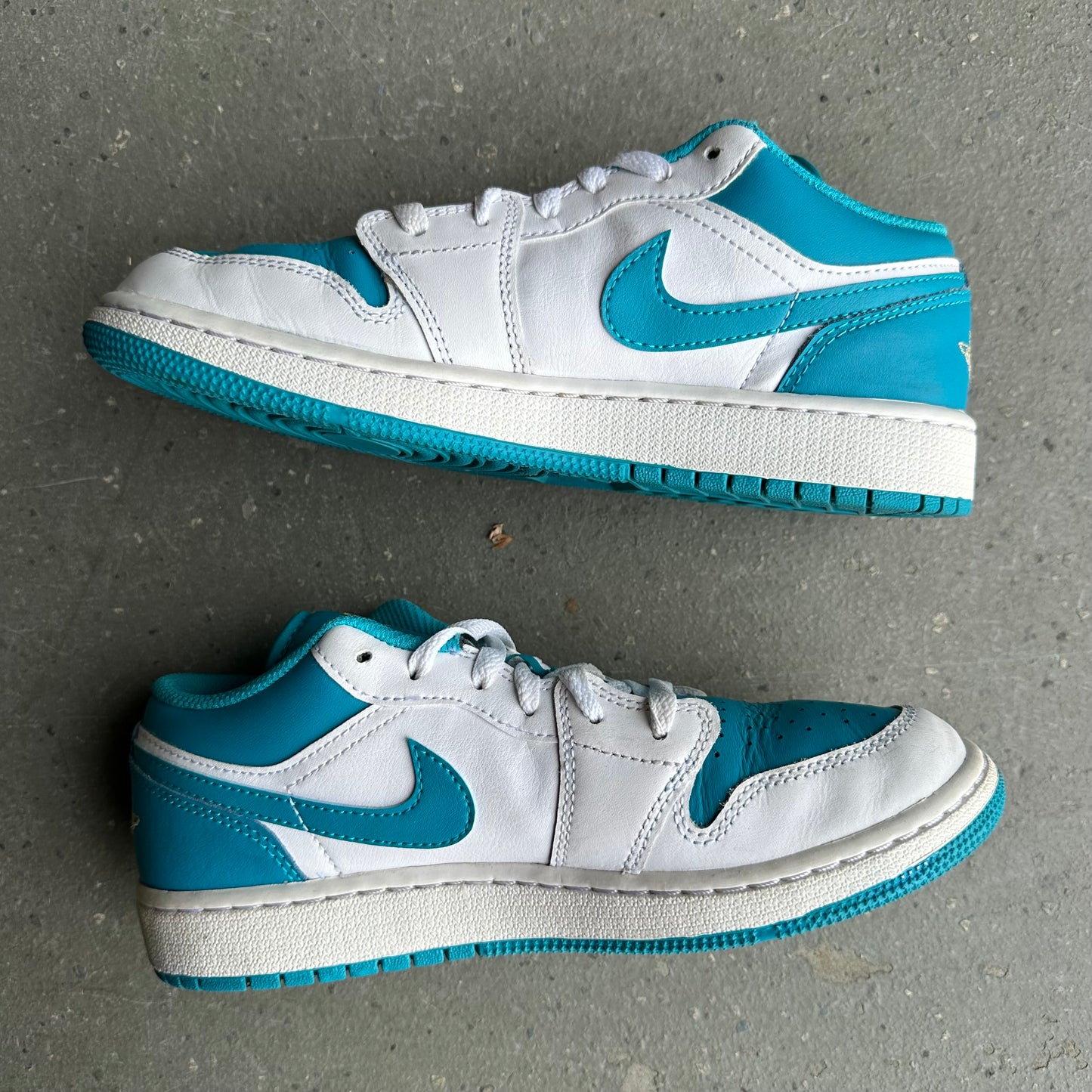 Jordan 1 Low Aquatone (GS) *pre-owned* (SIZE 5.5Y)