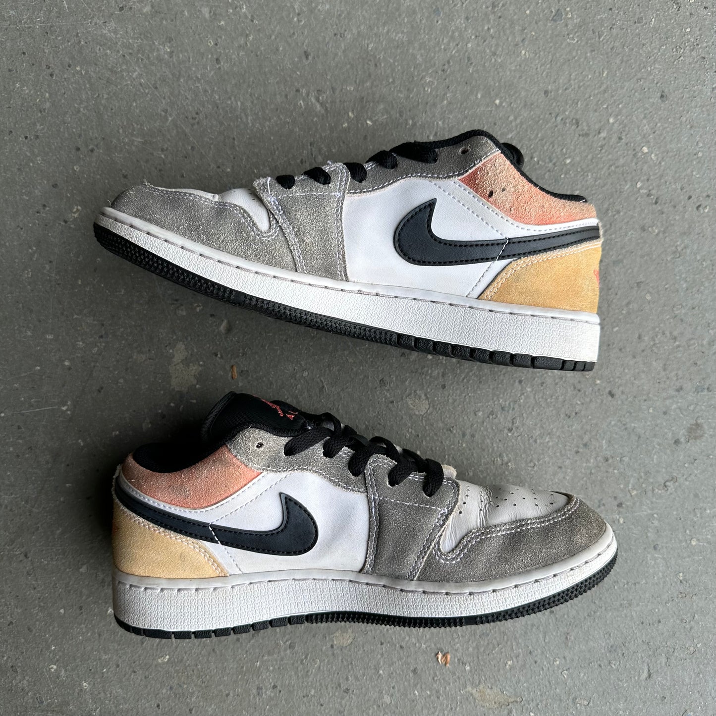 Jordan 1 Low SE Flight Club (GS) *pre-owned* (SIZE 5.5Y)