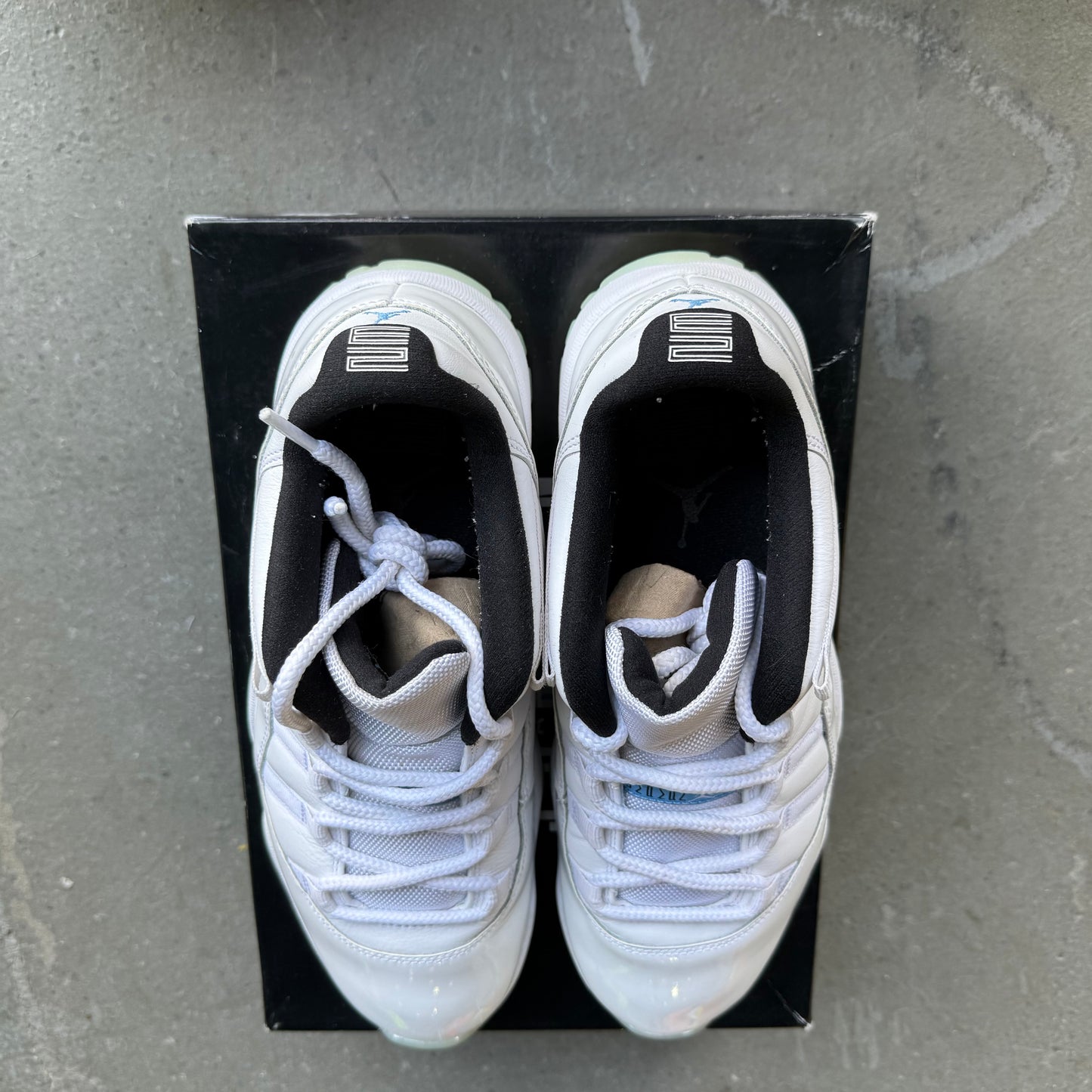 Jordan 11 Retro Low Legend Blue *pre-owned* (SIZE 10.5)