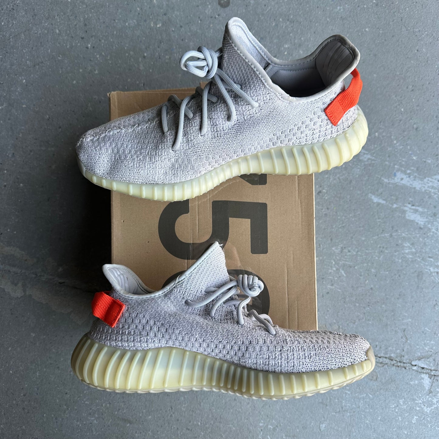 adidas Yeezy Boost 350 V2 Tail Light *pre-owned* (SIZE 10)