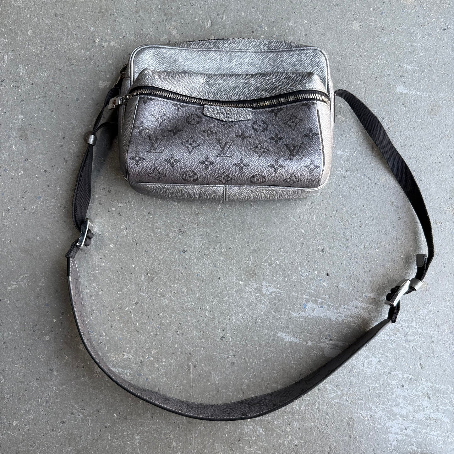 LOUIS VUITTON Outdoor Messenger PM Shoulder Bag M30830 Taigalama leather *pre-owned* LV