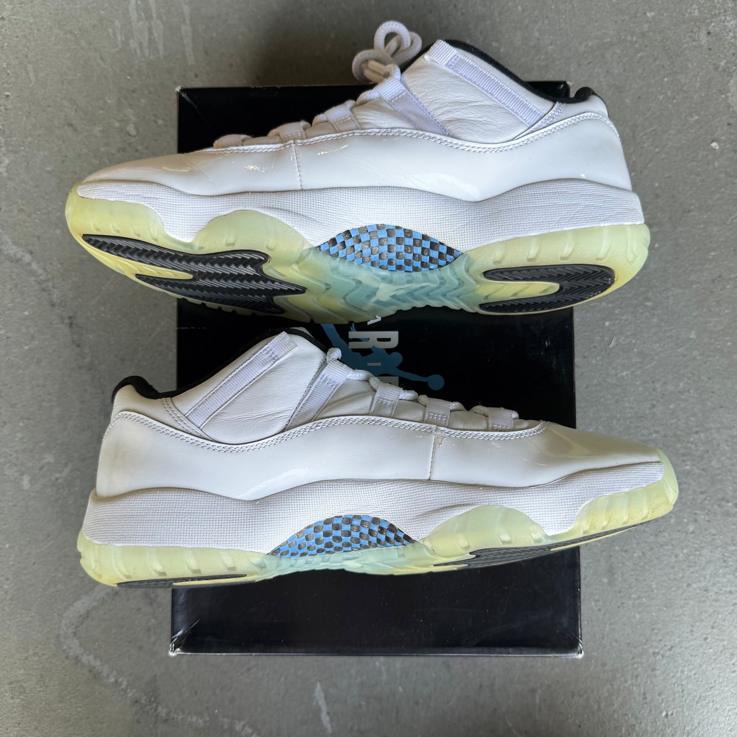 Jordan 11 Retro Low Legend Blue *pre-owned* (SIZE 10.5)