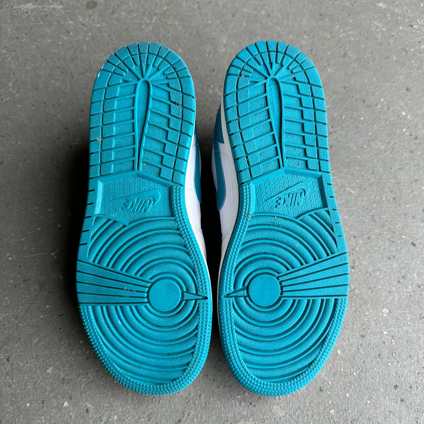 Jordan 1 Low Aquatone (GS) *pre-owned* (SIZE 5.5Y)