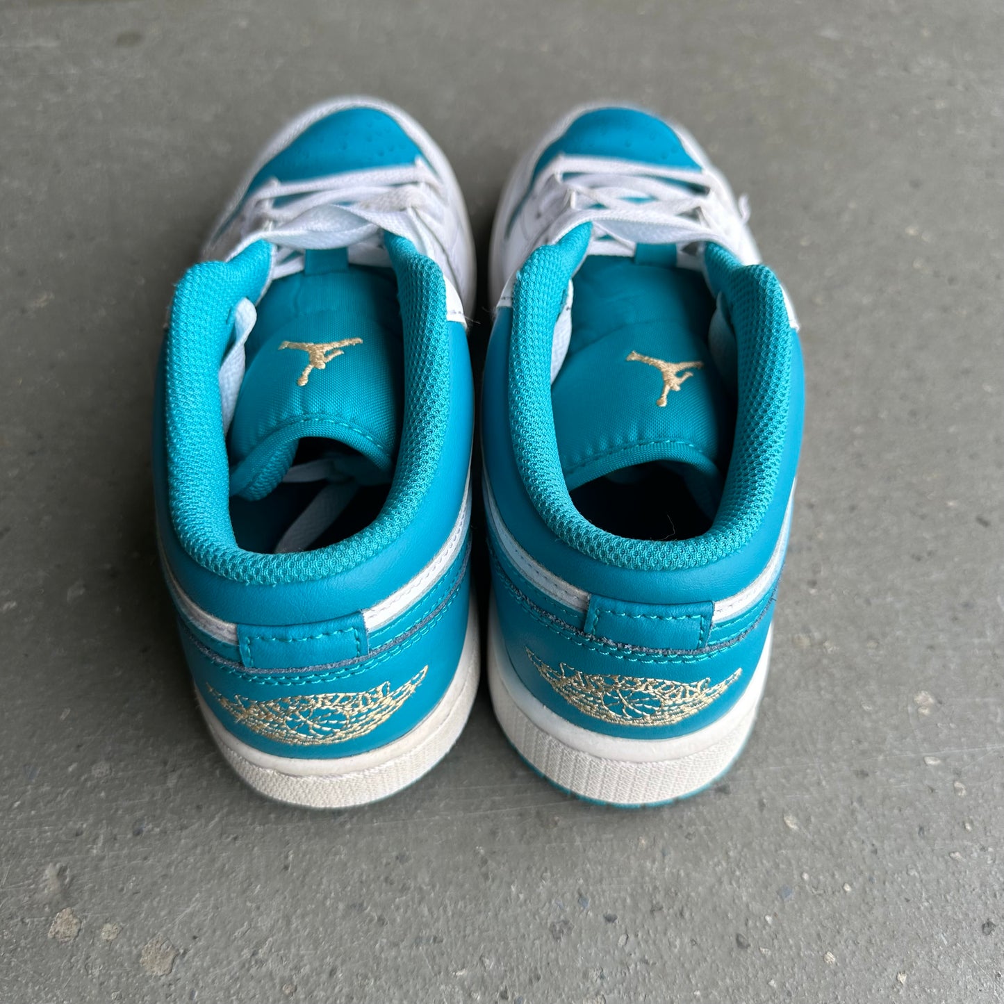 Jordan 1 Low Aquatone (GS) *pre-owned* (SIZE 5.5Y)