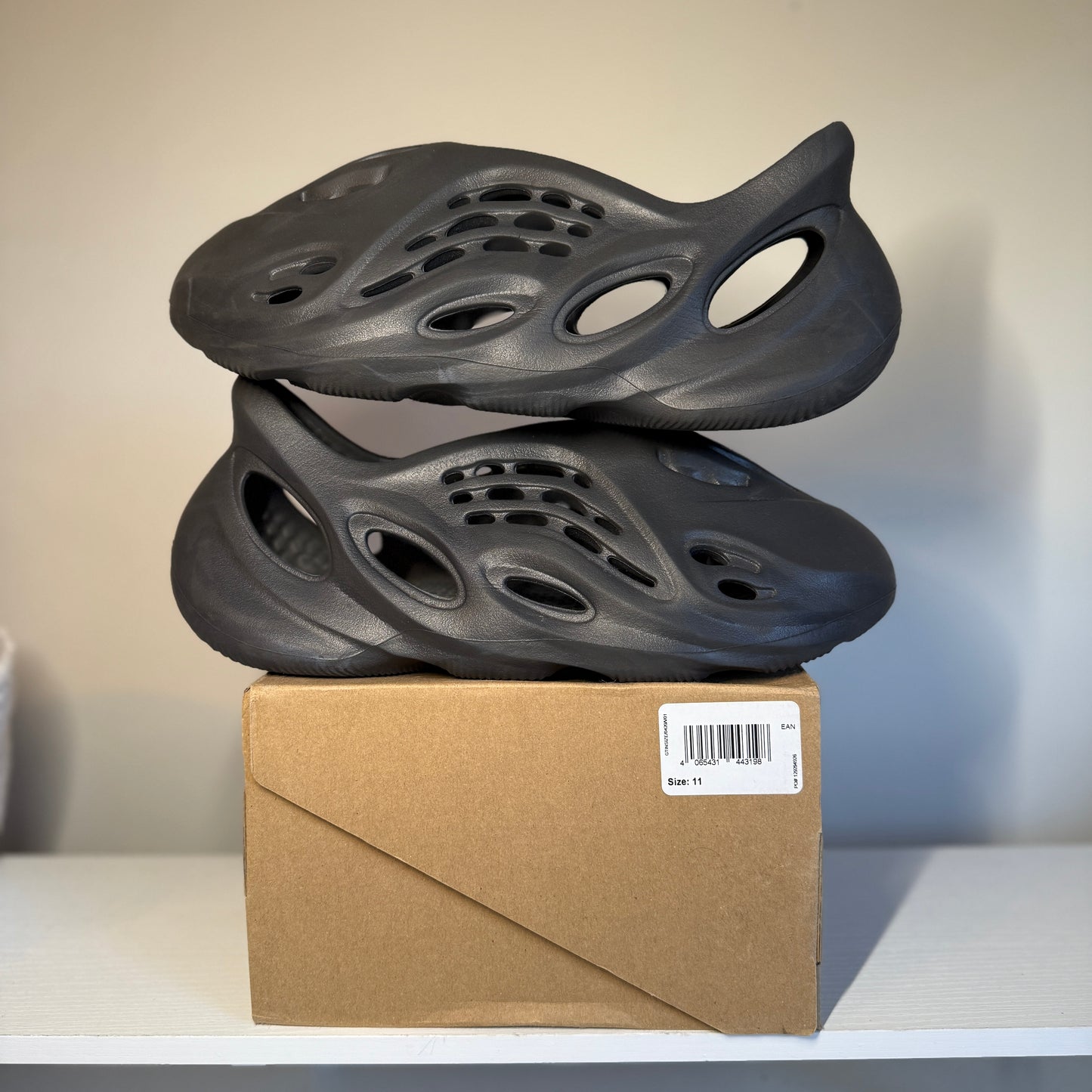 adidas Yeezy Foam RNR Onyx *pre-owned* (SIZE 11)