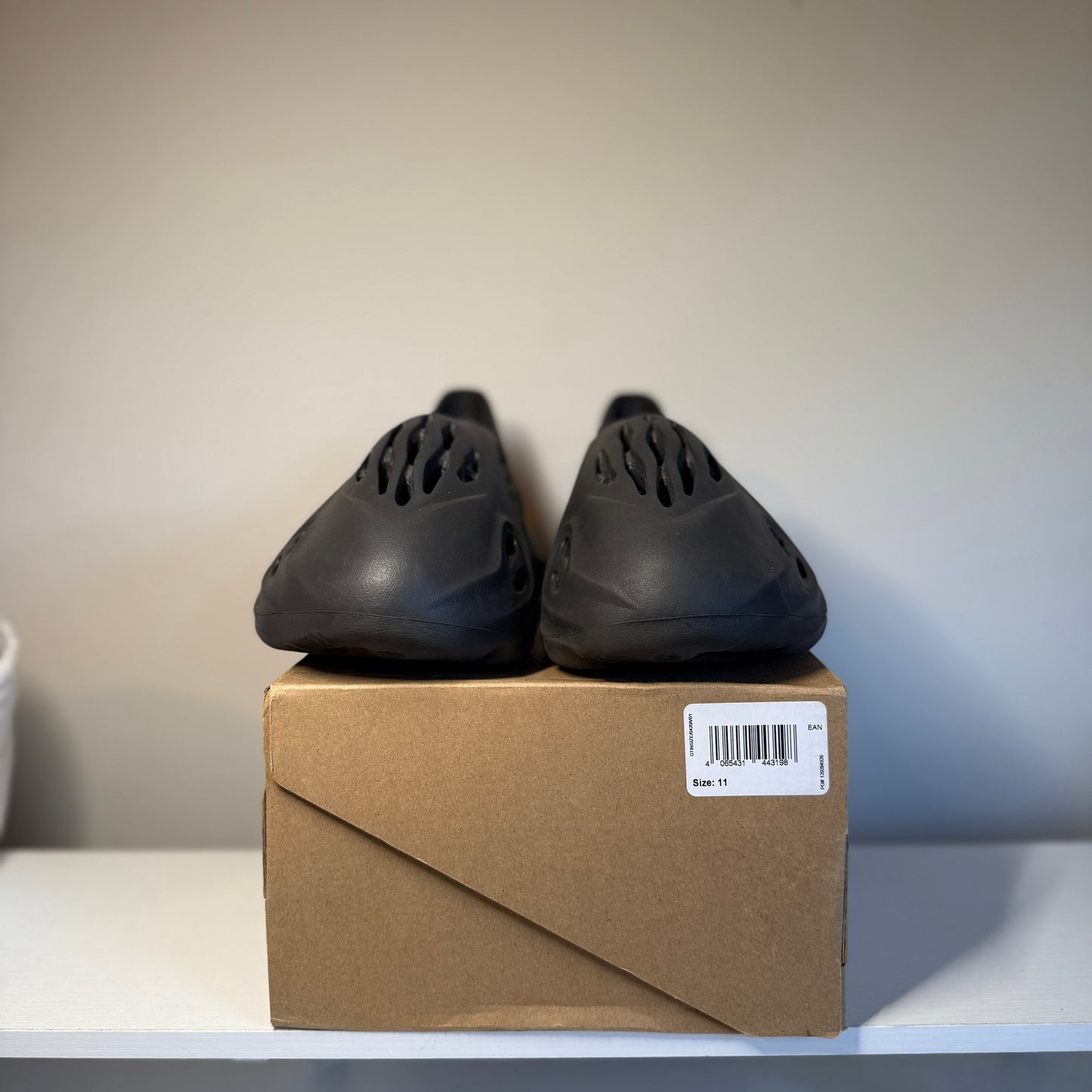 adidas Yeezy Foam RNR Onyx *pre-owned* (SIZE 11)