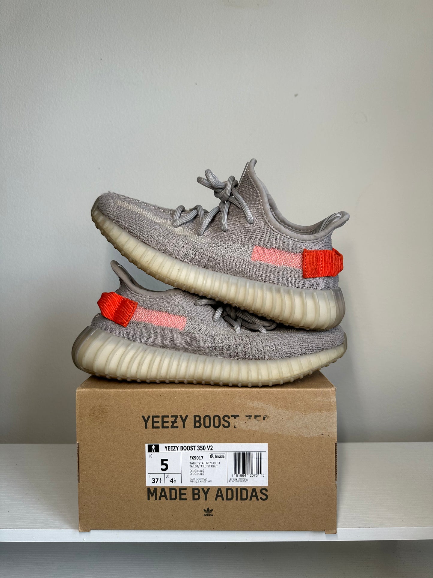 adidas Yeezy Boost 350 V2 Tail Light *pre-owned* (SIZE 5Y)