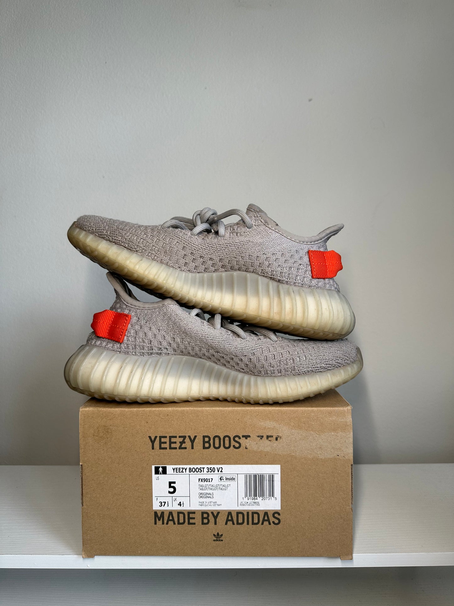 adidas Yeezy Boost 350 V2 Tail Light *pre-owned* (SIZE 5Y)