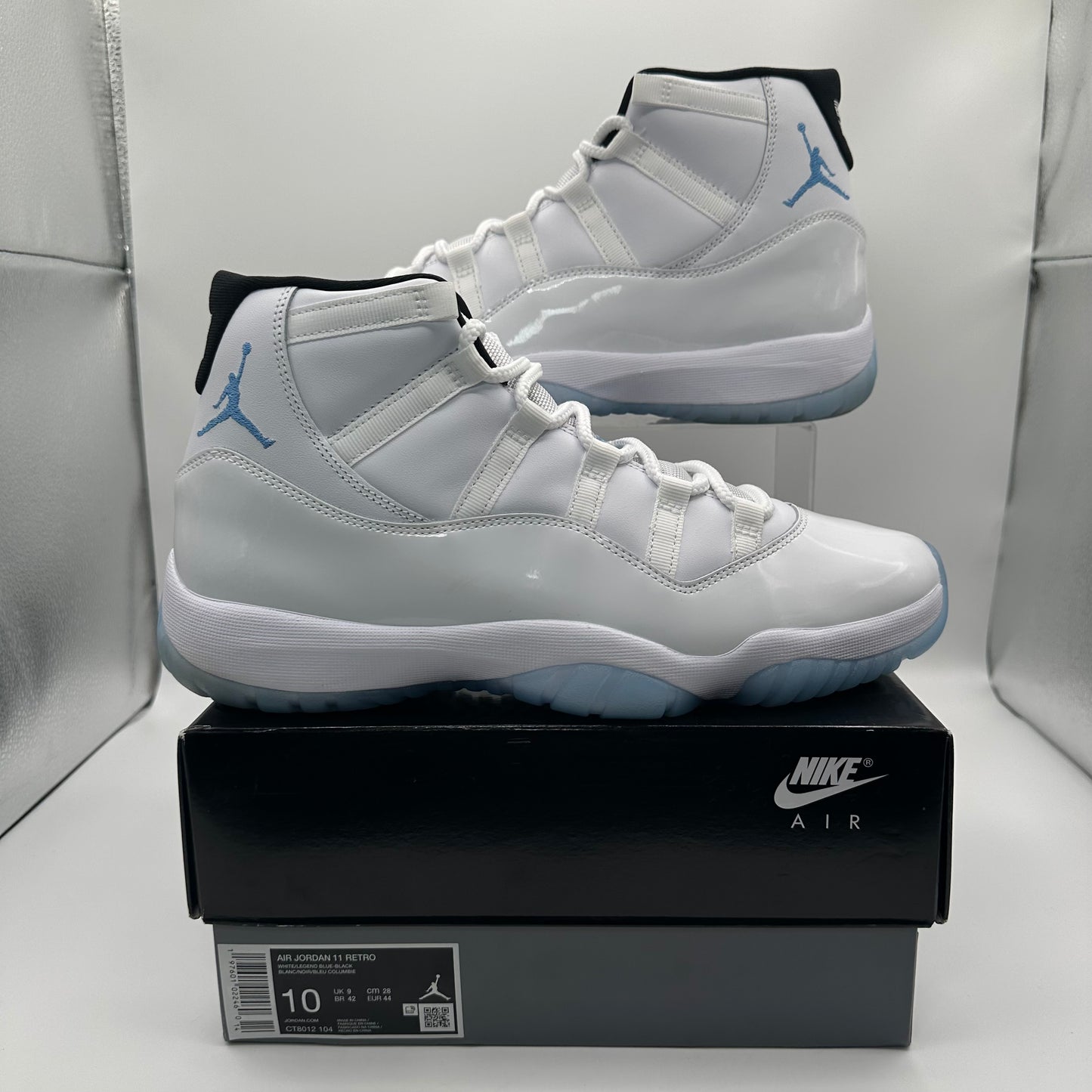Jordan 11 Retro Legend Blue Outsides of Shoes