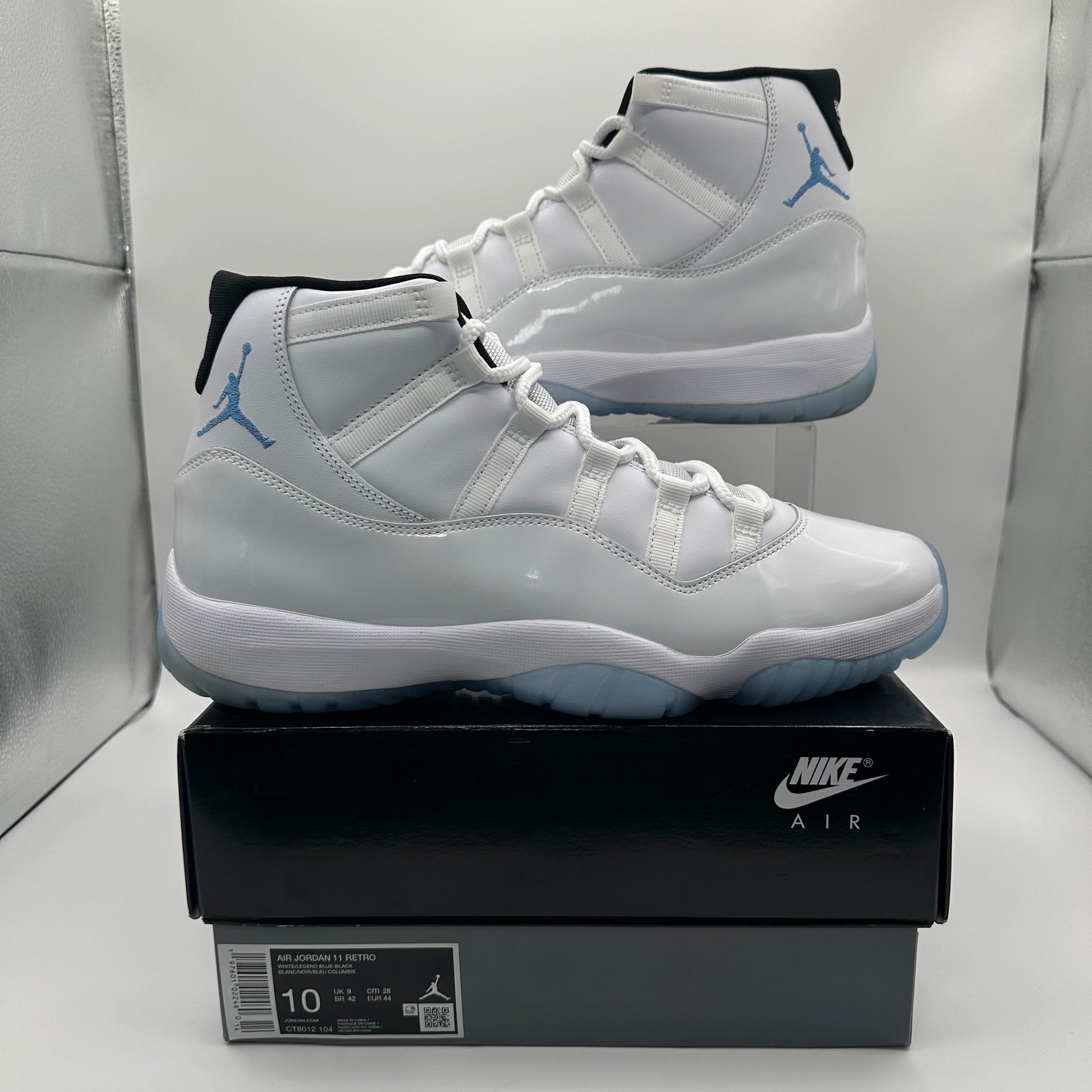 Jordan 11 Retro Legend Blue Outsides of Shoes