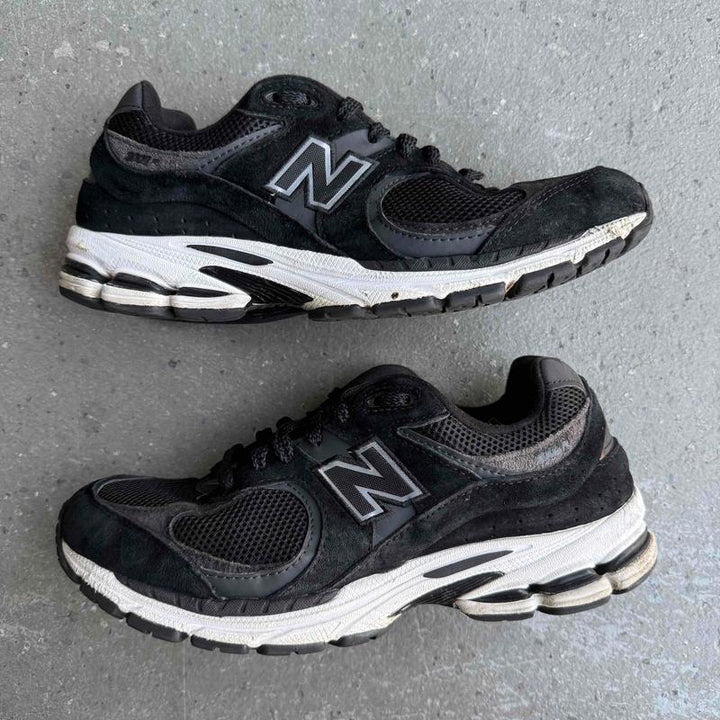 New Balance 2002R Black Gunmetal *pre-owned* SIZE 8.5