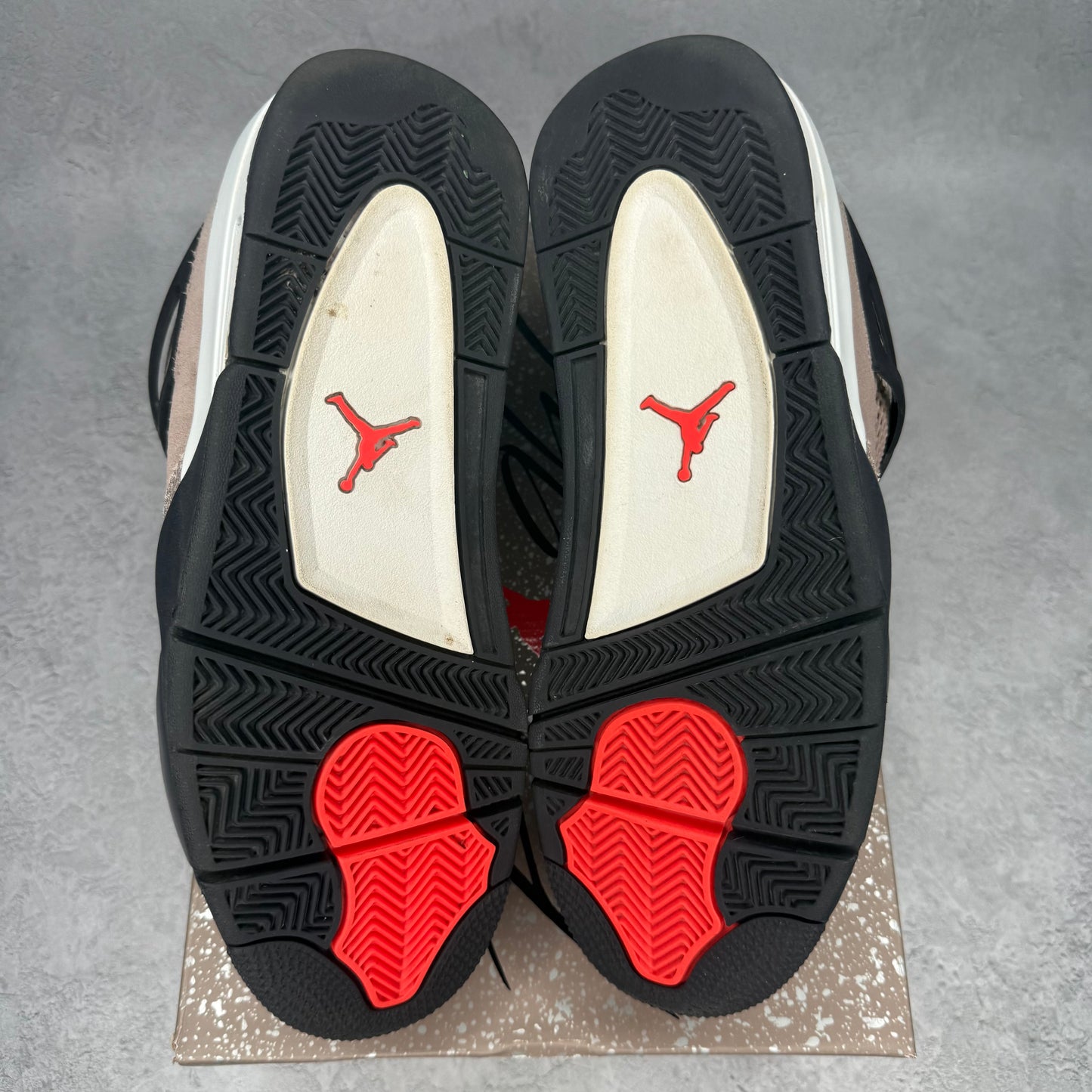 Jordan 4 Retro Taupe Haze *pre-owned* SIZE 11