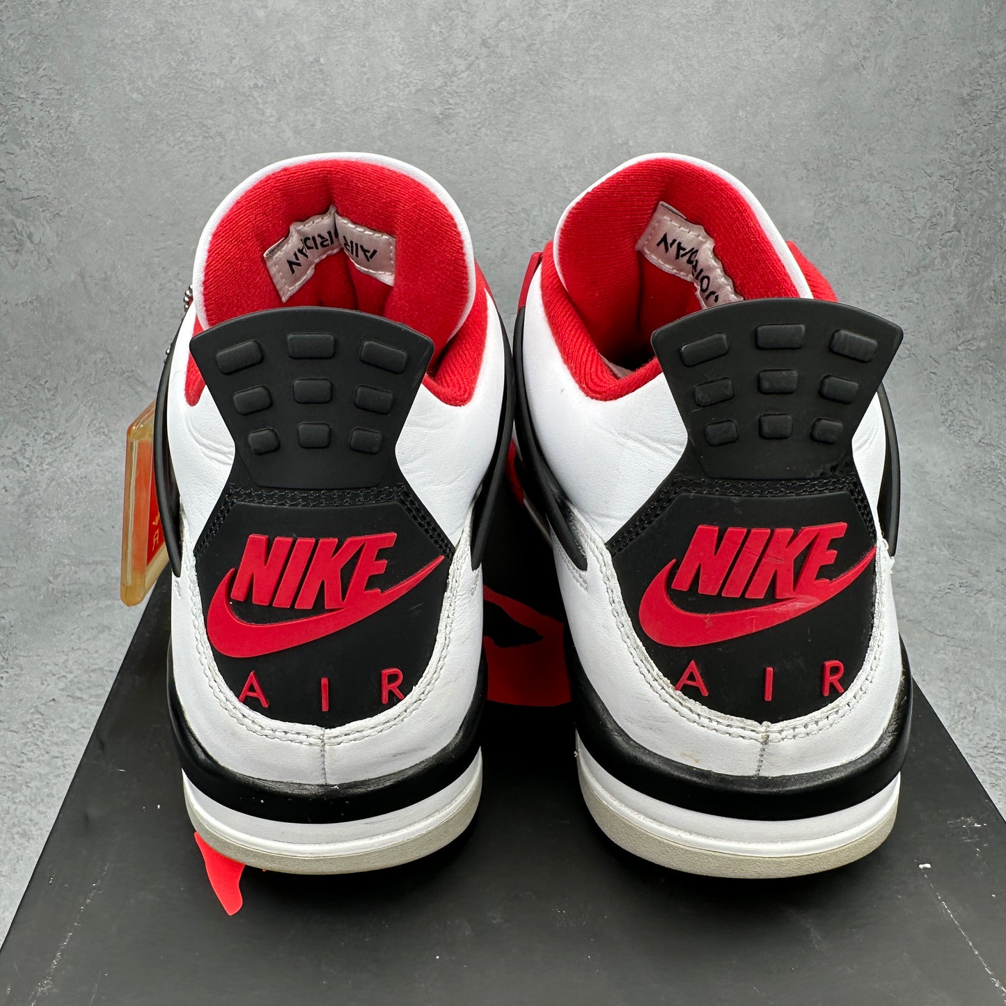 Jordan 4 Retro Fire Red (2020) *pre-owned* SIZE 9